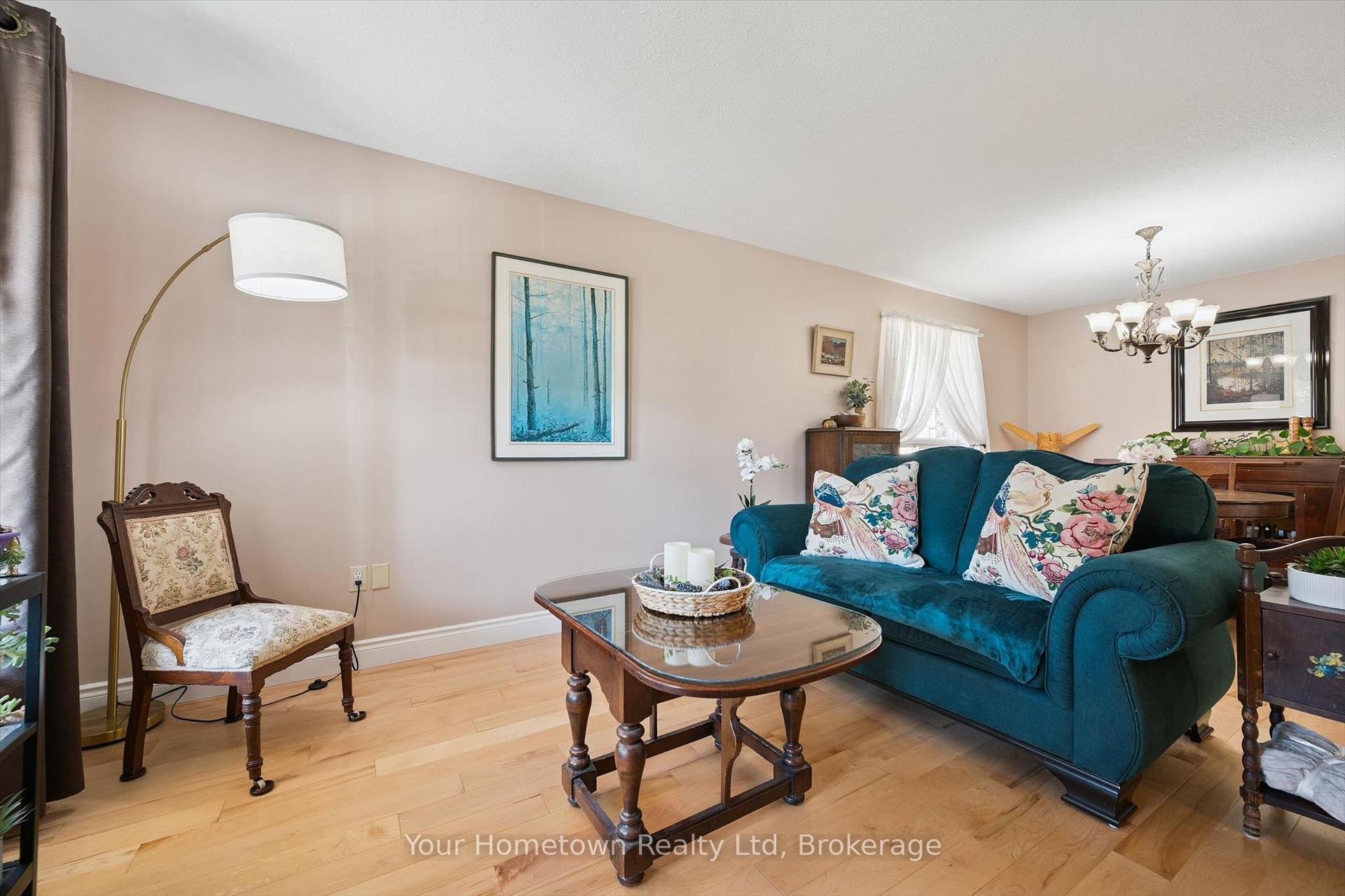 Photo 8 of 45 Peglar Crescent, Centre Wellington, Fergus — HOMEH