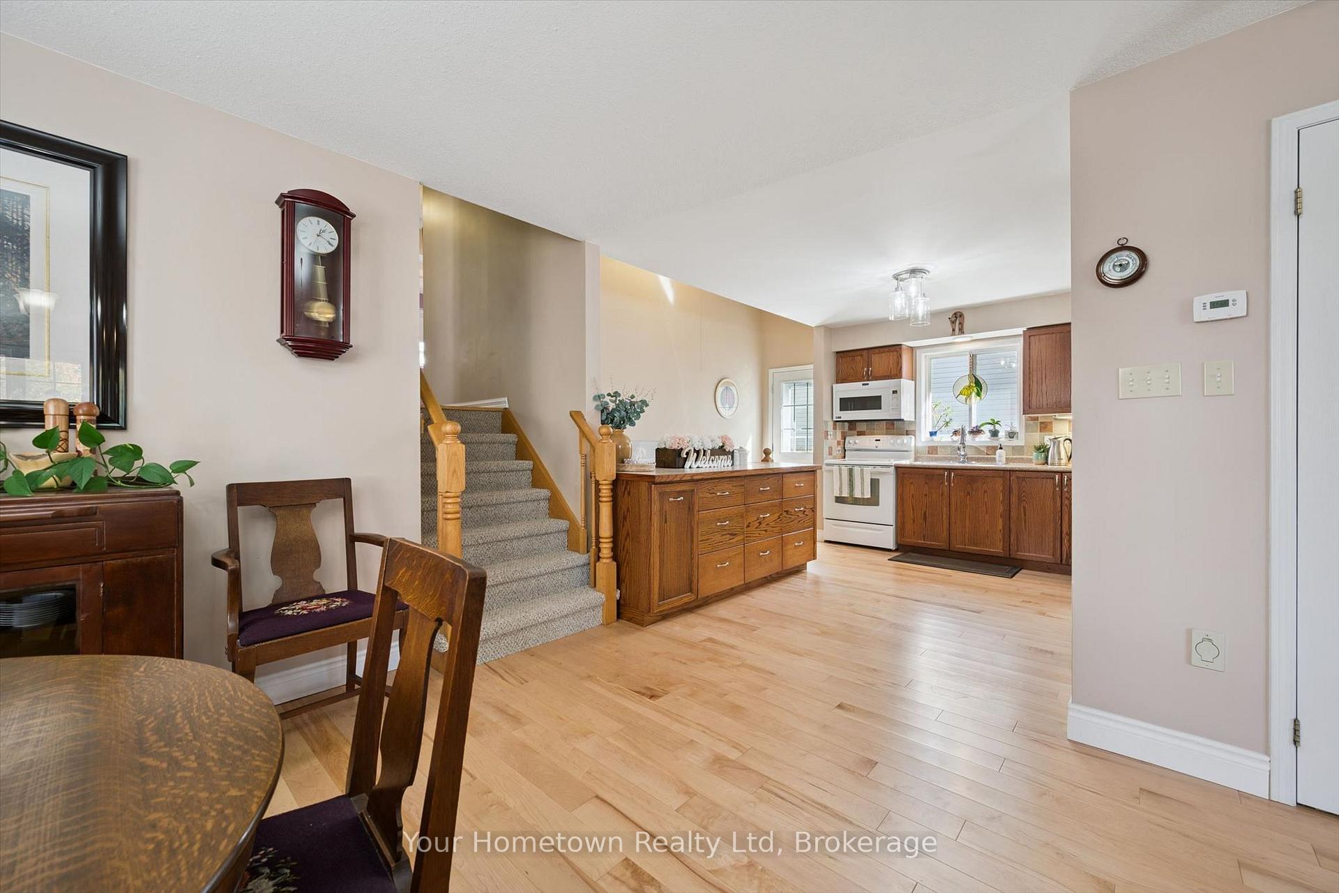 Photo 10 of 45 Peglar Crescent, Centre Wellington, Fergus — HOMEH