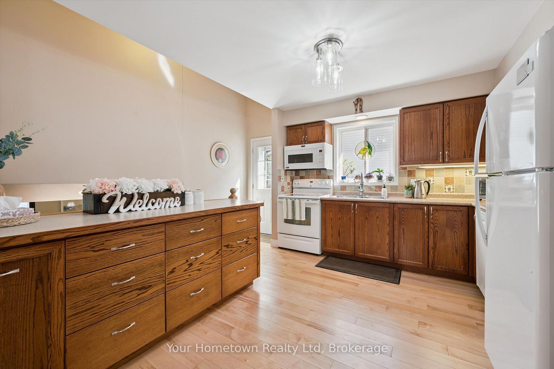 Photo 11 of 45 Peglar Crescent, Centre Wellington, Fergus — HOMEH