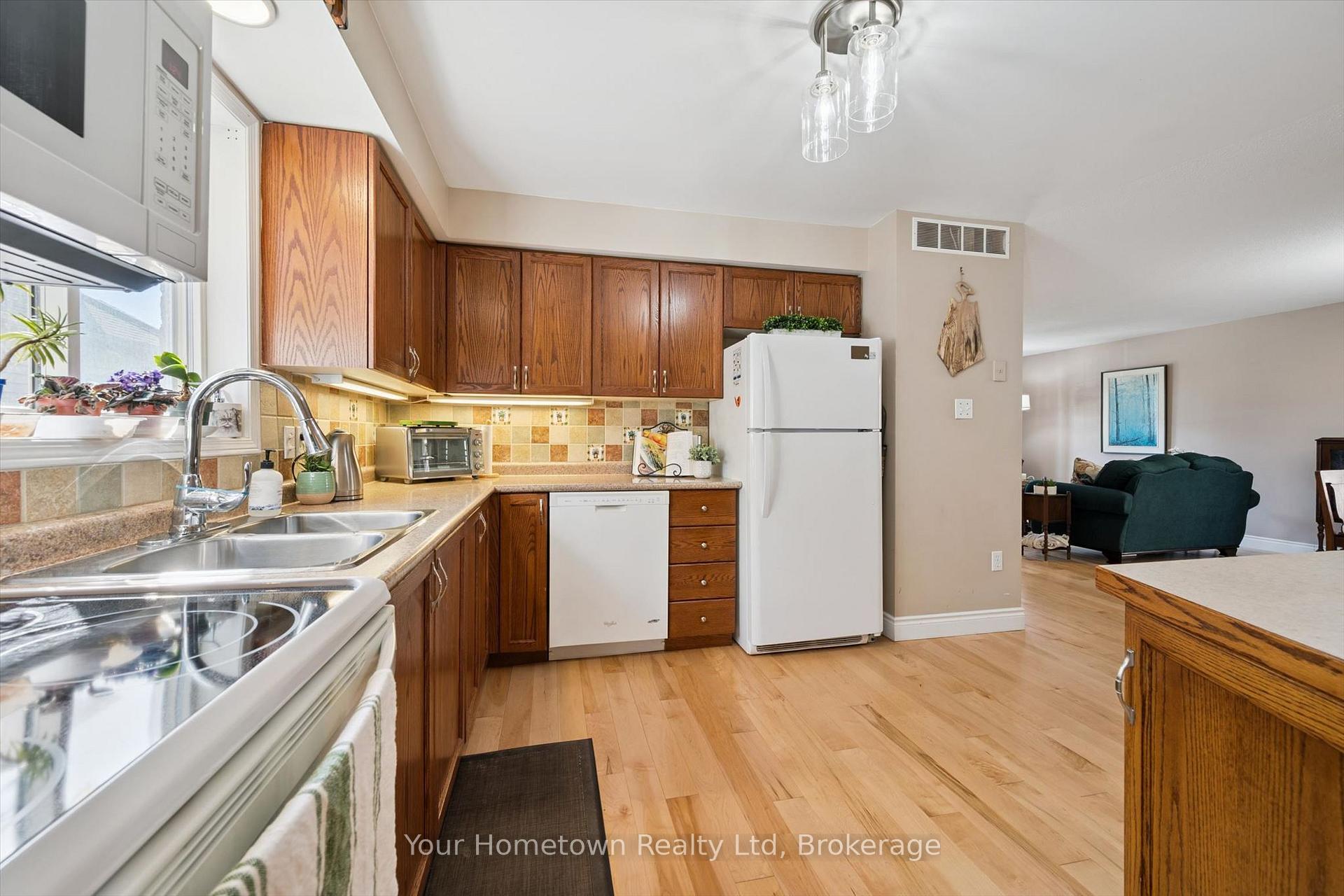 Photo 12 of 45 Peglar Crescent, Centre Wellington, Fergus — HOMEH