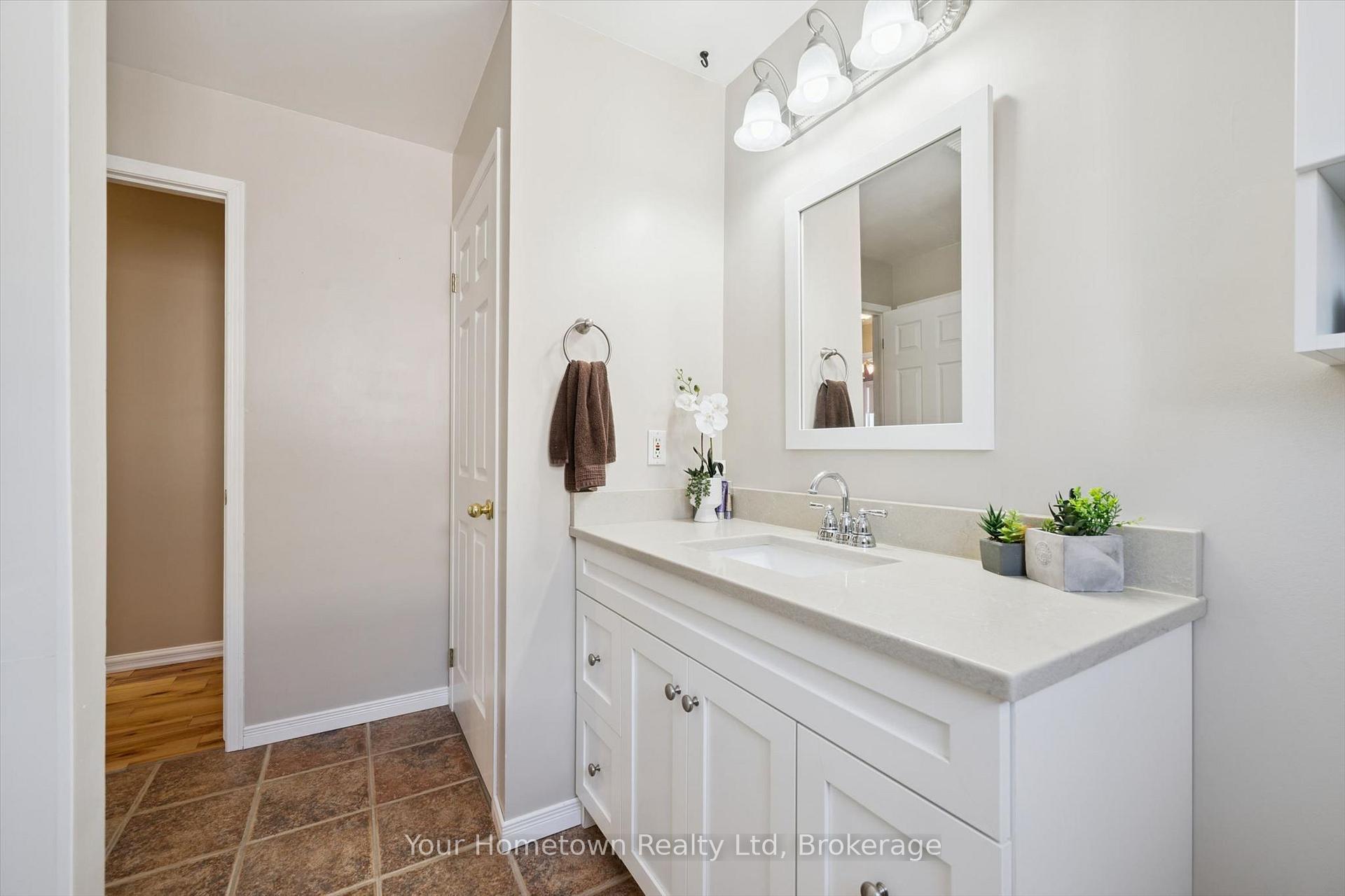 Photo 18 of 45 Peglar Crescent, Centre Wellington, Fergus — HOMEH