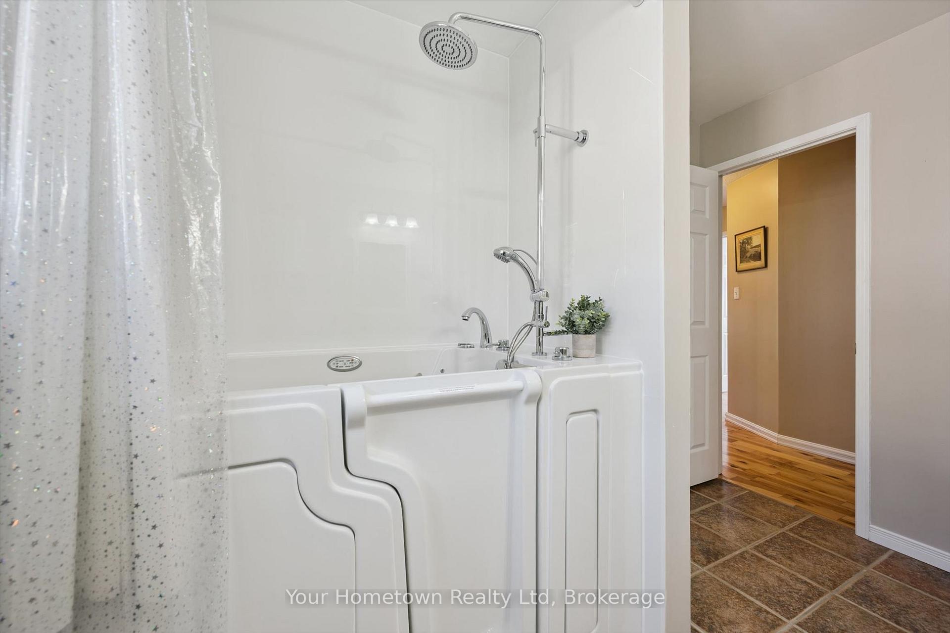 Photo 19 of 45 Peglar Crescent, Centre Wellington, Fergus — HOMEH