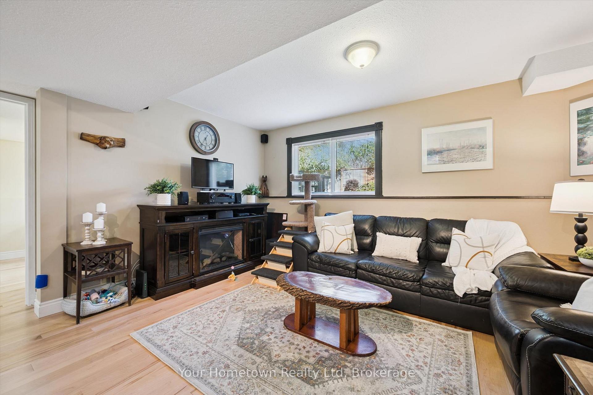 Photo 24 of 45 Peglar Crescent, Centre Wellington, Fergus — HOMEH