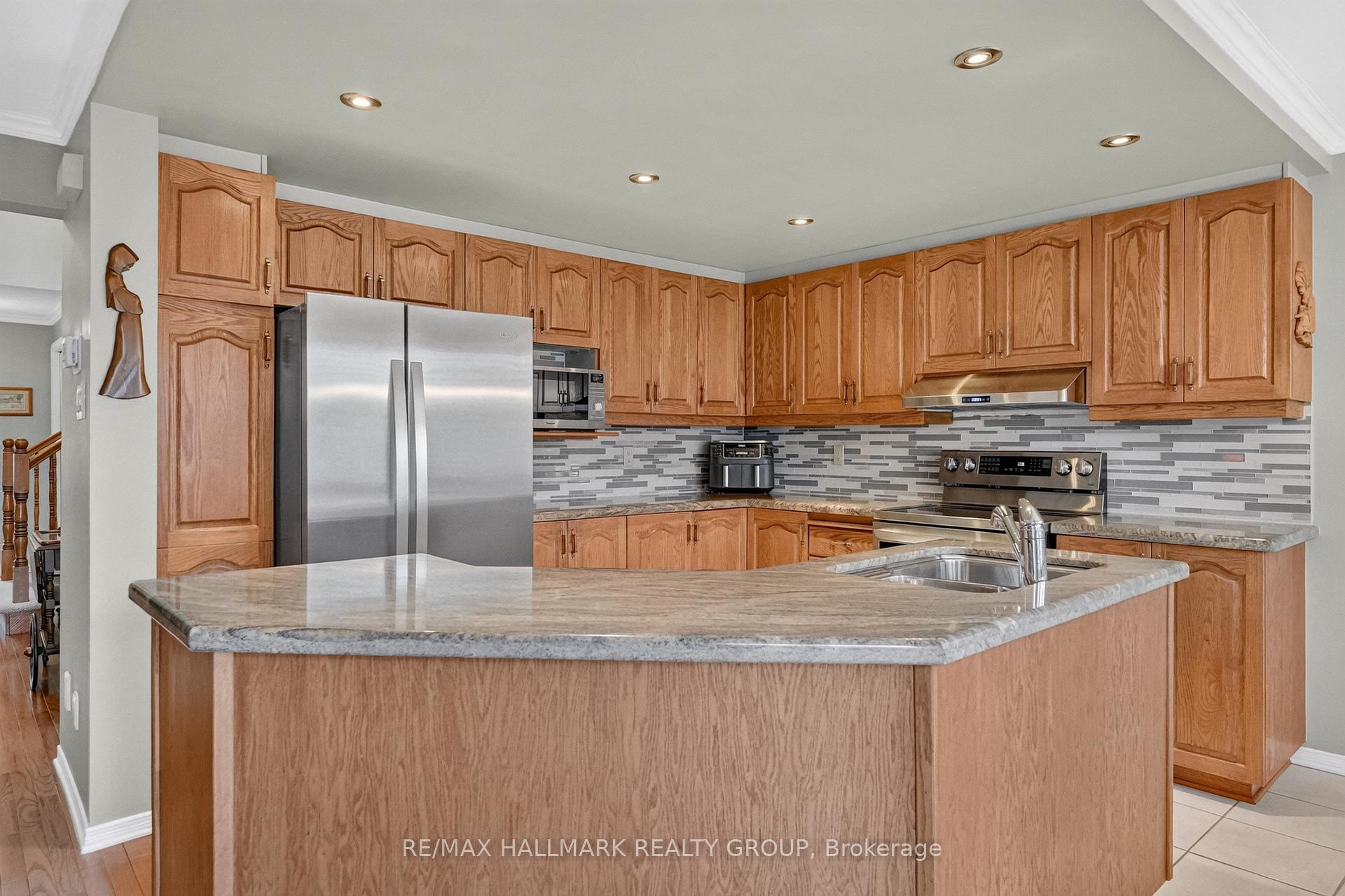 Photo 13 of 11 Wycliffe Street, Ottawa, Centrepointe — HOMEH