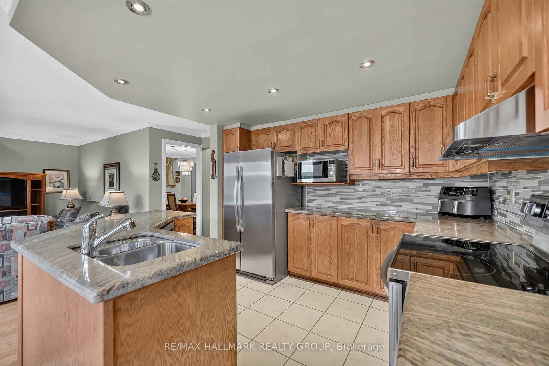 Photo 15 of 11 Wycliffe Street, Ottawa, Centrepointe — HOMEH
