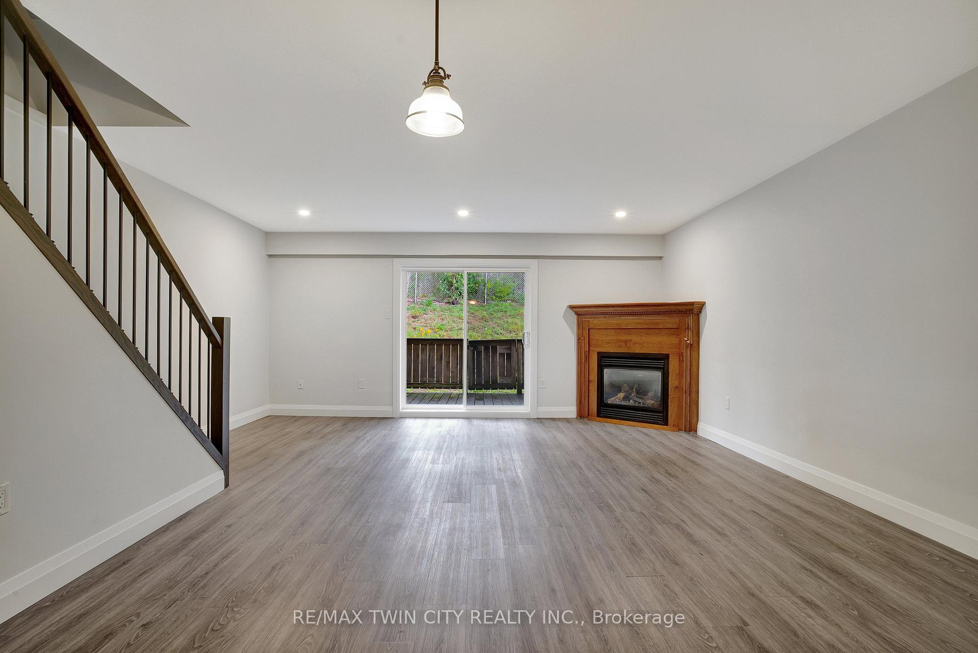 Photo 3 of Unit 25, 162 Jansen Avenue, Kitchener, Centreville Chicopee — HOMEH