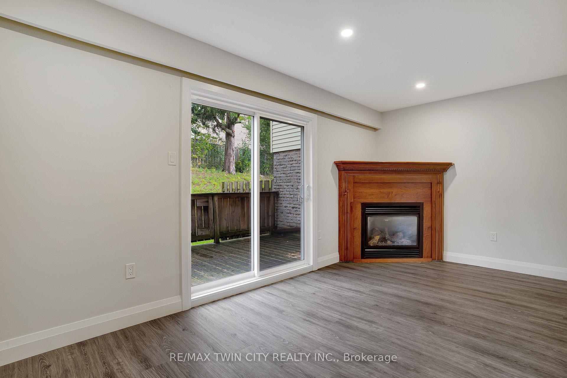 Photo 5 of Unit 25, 162 Jansen Avenue, Kitchener, Centreville Chicopee — HOMEH