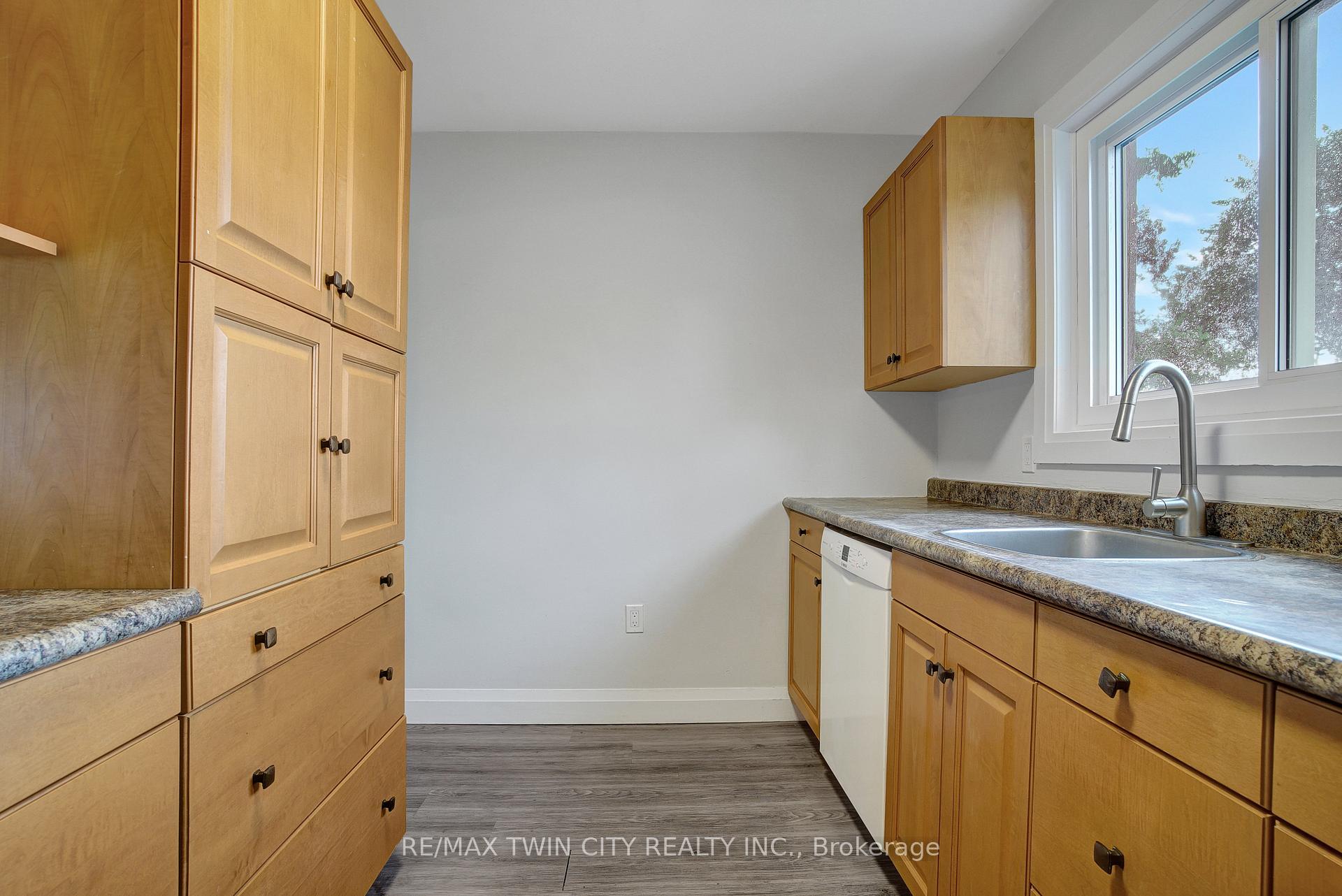 Photo 8 of Unit 25, 162 Jansen Avenue, Kitchener, Centreville Chicopee — HOMEH