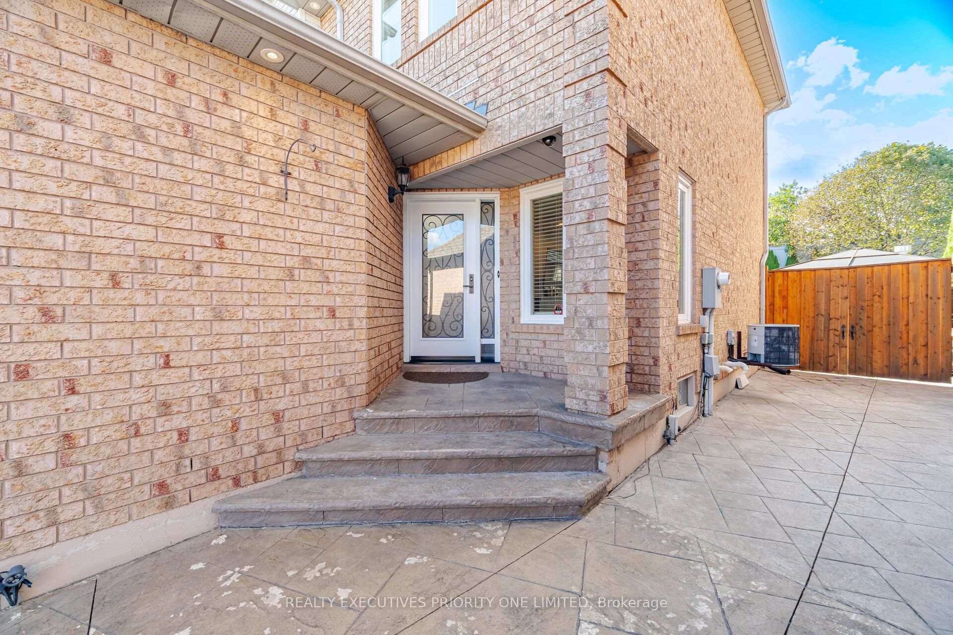 Photo 3 of 8 Waterbury Street, Caledon, Bolton East — HOMEH