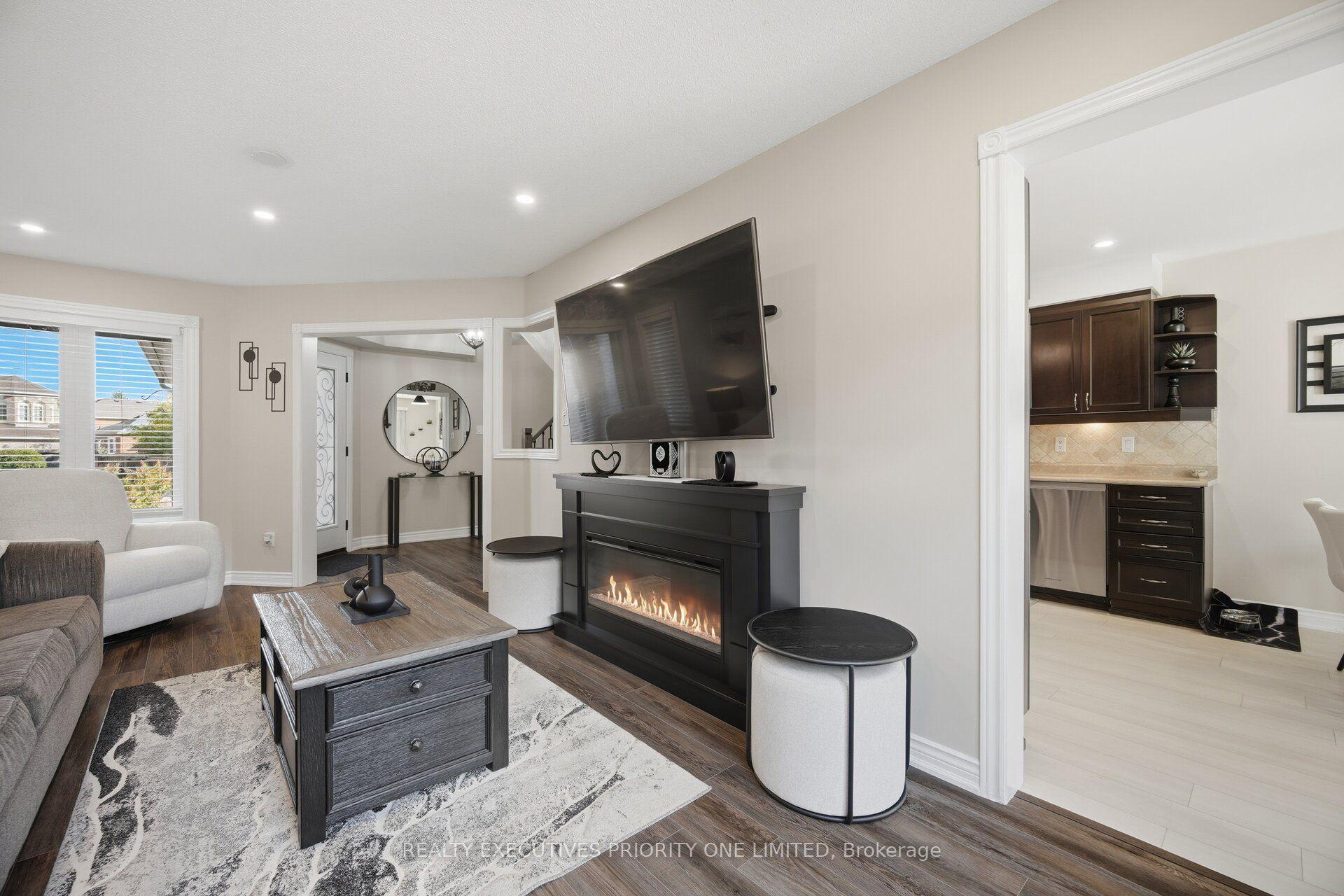 Photo 6 of 8 Waterbury Street, Caledon, Bolton East — HOMEH