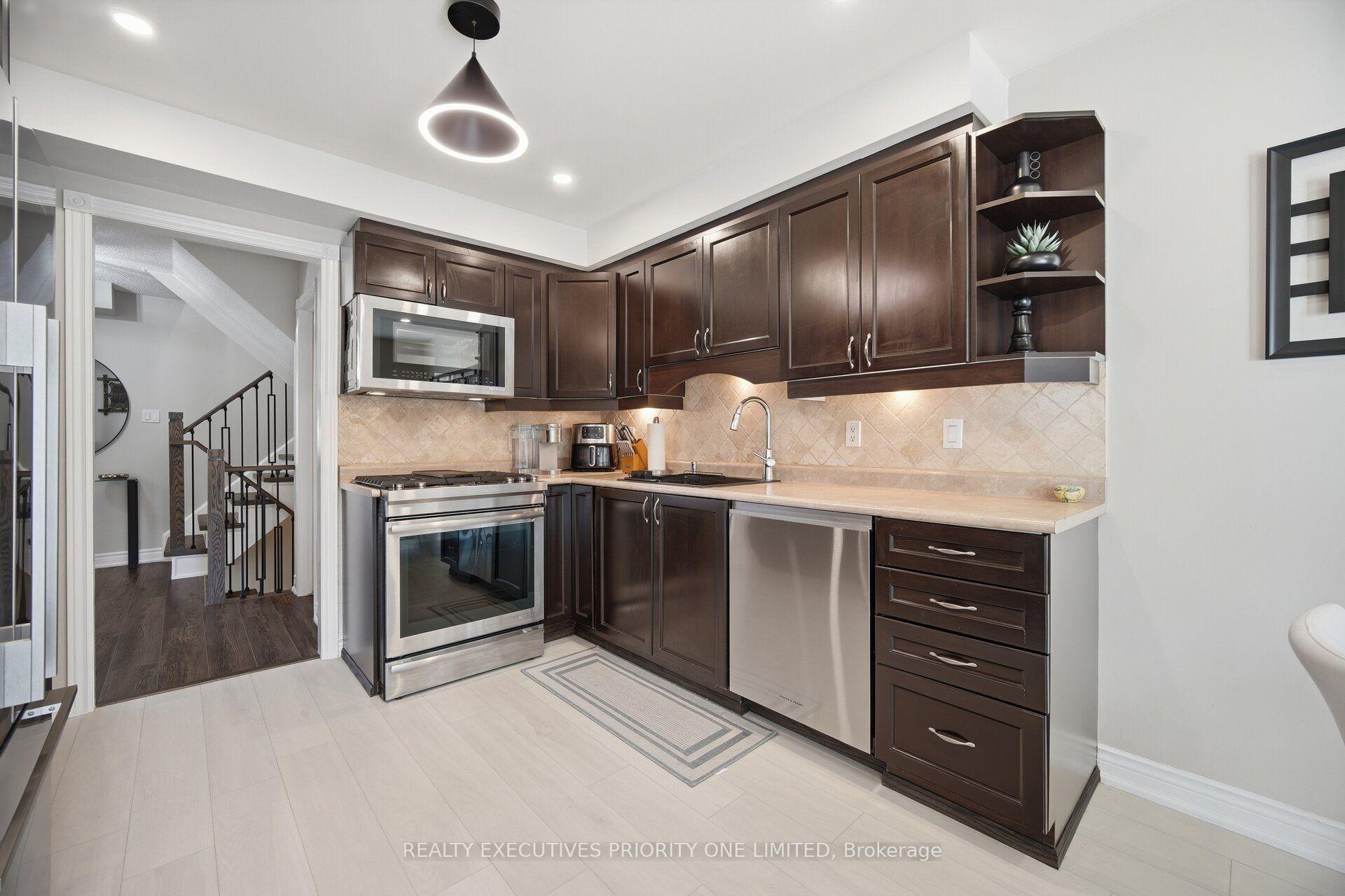 Photo 10 of 8 Waterbury Street, Caledon, Bolton East — HOMEH