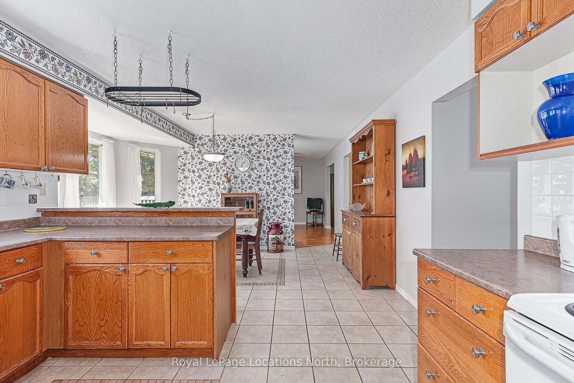 Photo 8 of 162 Christopher Avenue, Wasaga Beach — HOMEH