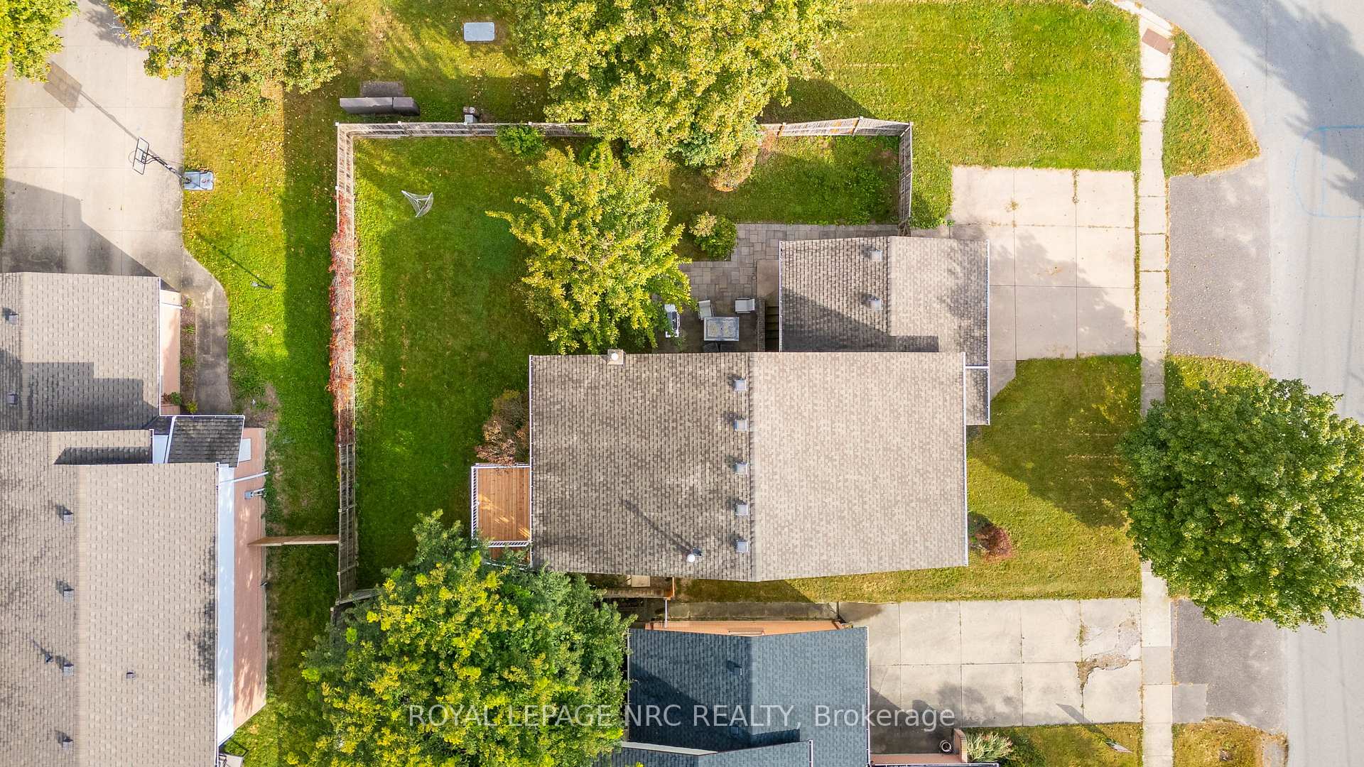 Photo 3 of 32 Crestcombe Road, St. Catharines, Ridley — HOMEH