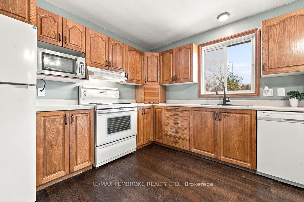 Photo 15 of 37800 41 Highway, North Algona Wilberforce, North Algona/Wilberforce Twp — HOMEH