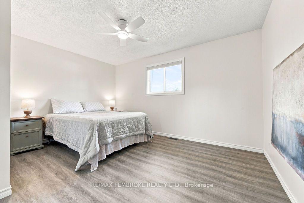 Photo 16 of 37800 41 Highway, North Algona Wilberforce, North Algona/Wilberforce Twp — HOMEH