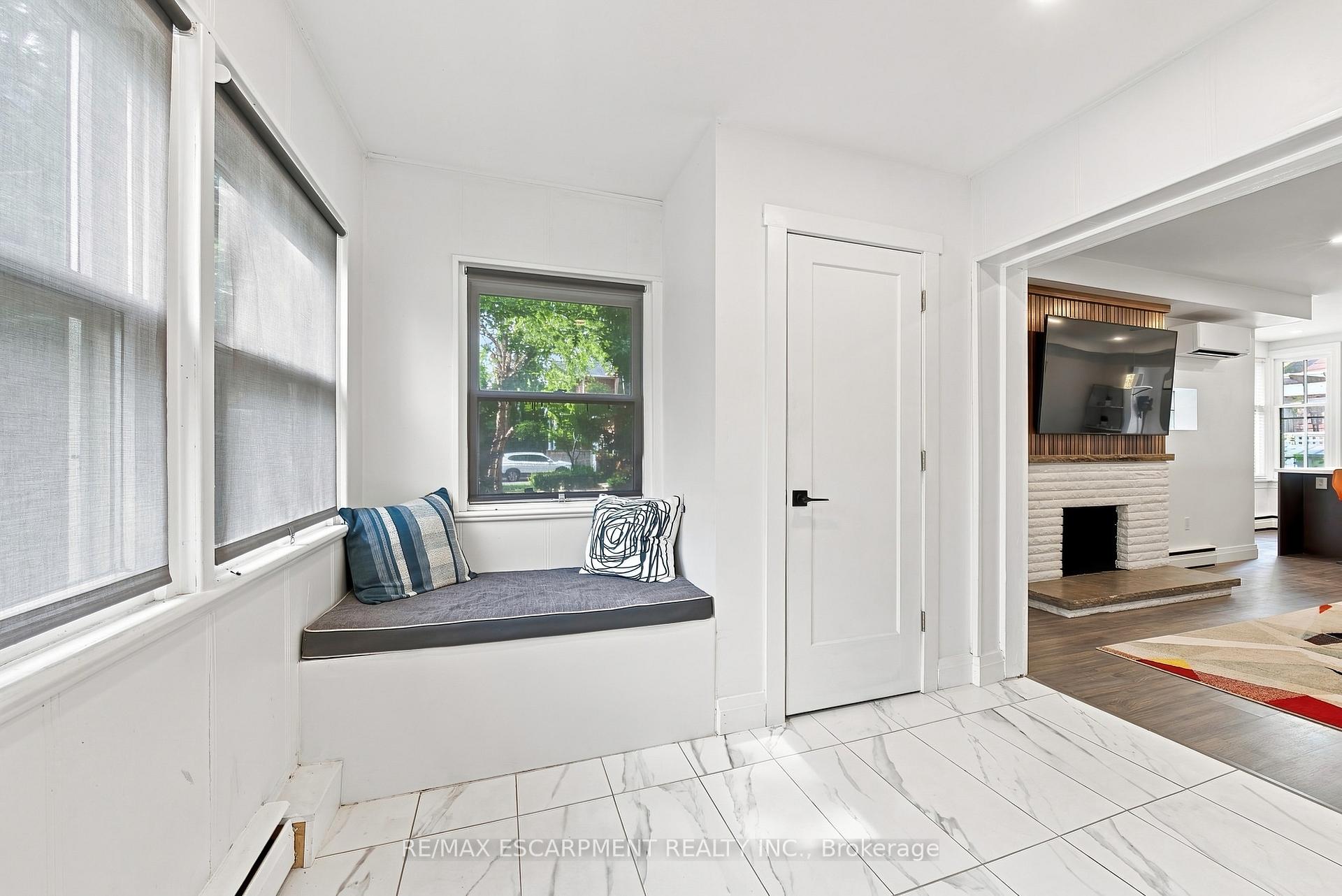 Photo 4 of 2177 Lakeshore Road, Burlington, Brant — HOMEH