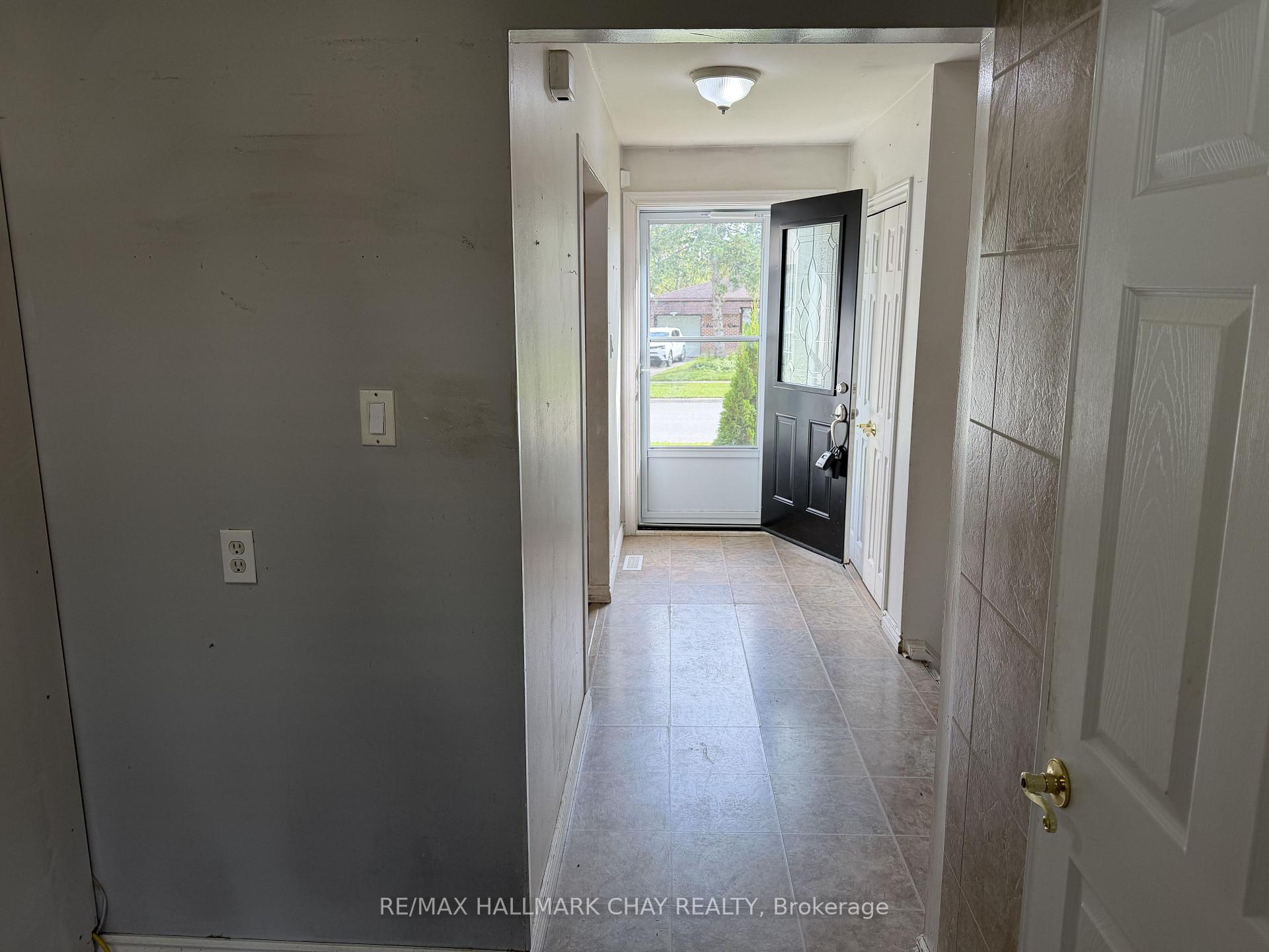 Photo 3 of 2 Birchwood Drive, Barrie, Cundles East — HOMEH