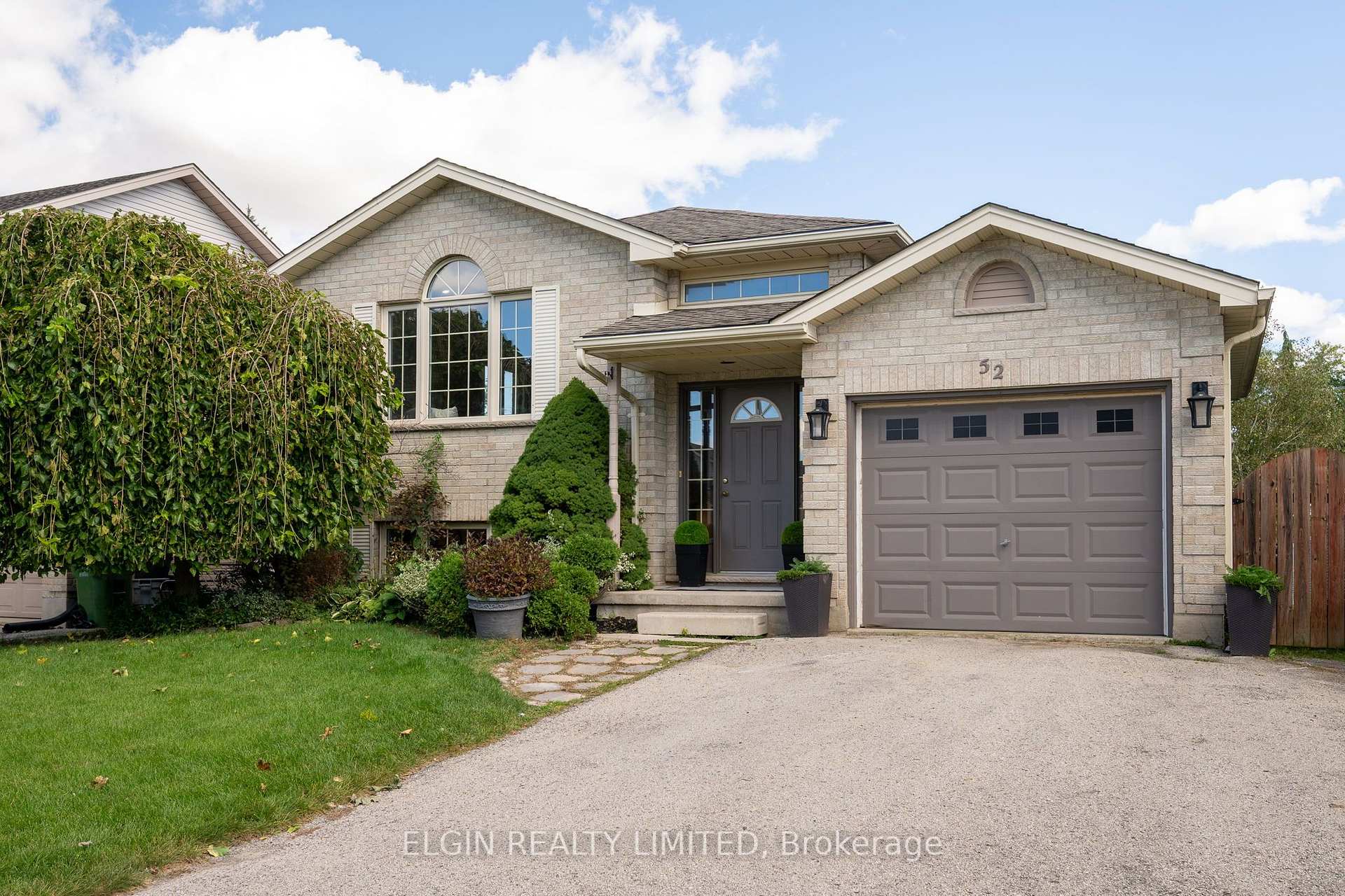 Photo 2 of 52 Oldewood Crescent, St. Thomas — HOMEH