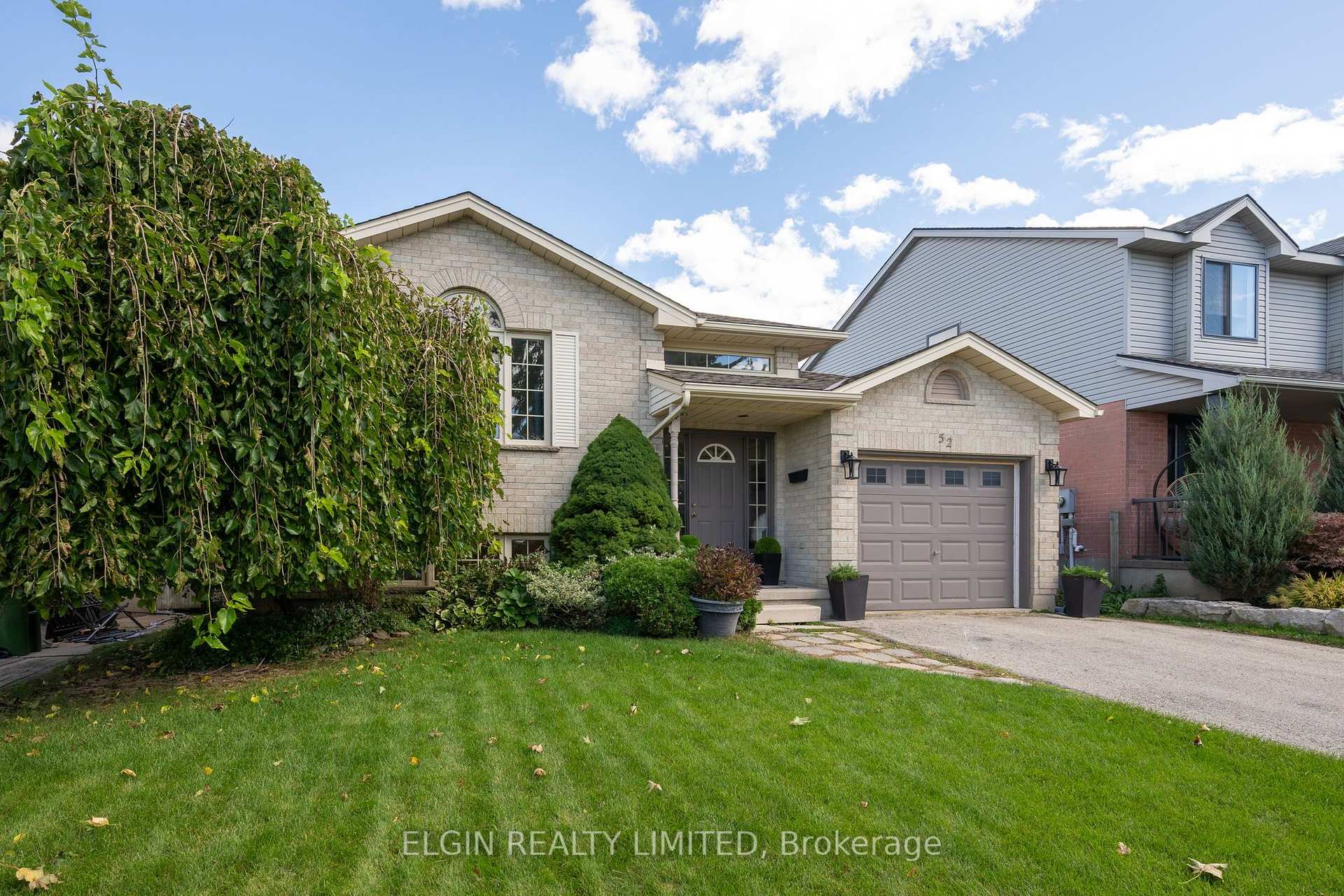 Photo 3 of 52 Oldewood Crescent, St. Thomas — HOMEH