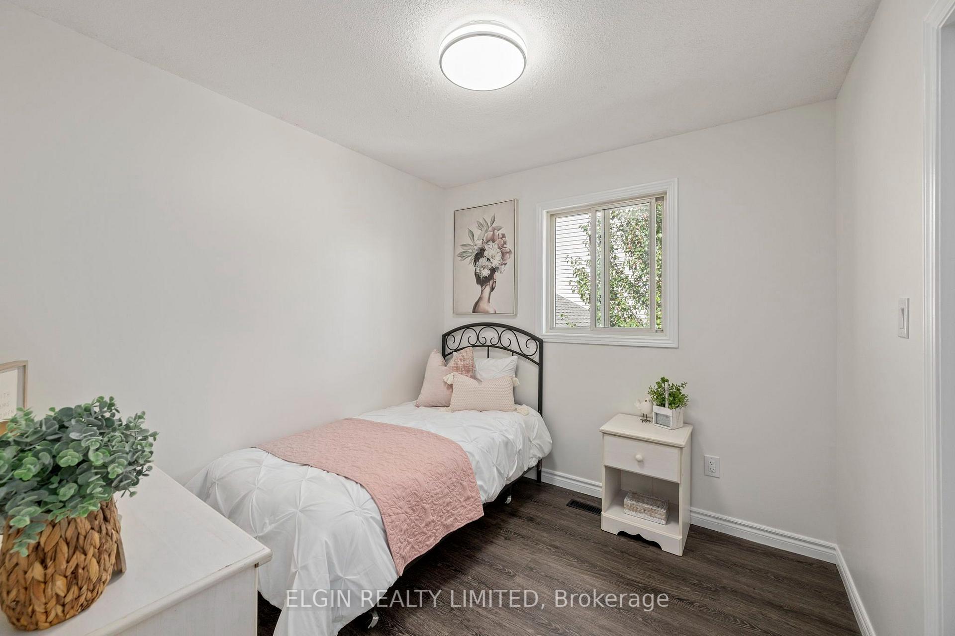 Photo 10 of 52 Oldewood Crescent, St. Thomas — HOMEH