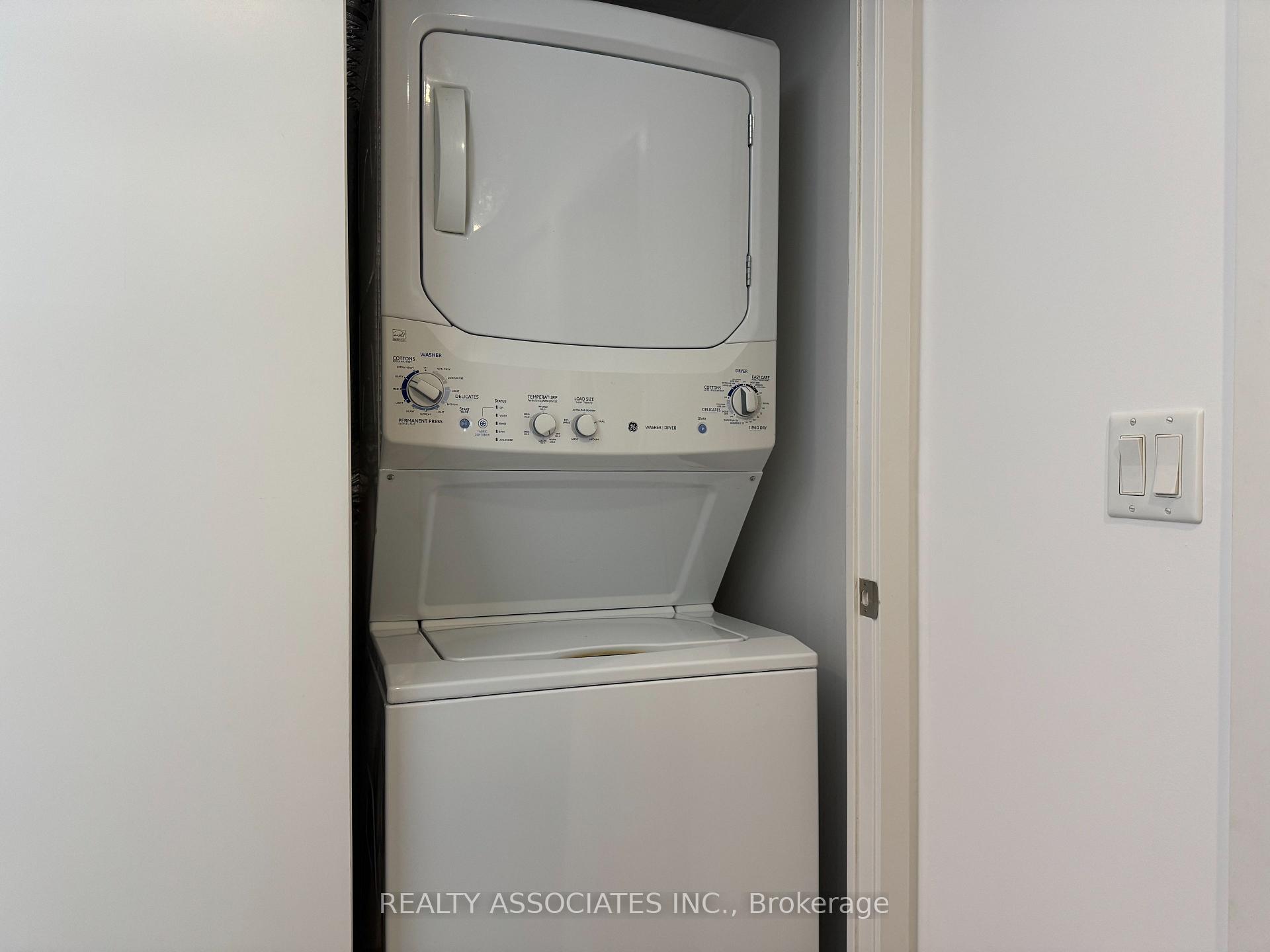 Photo 6 of Unit 1605, 75 St Nicholas Street, Toronto, Bay Street Corridor — HOMEH