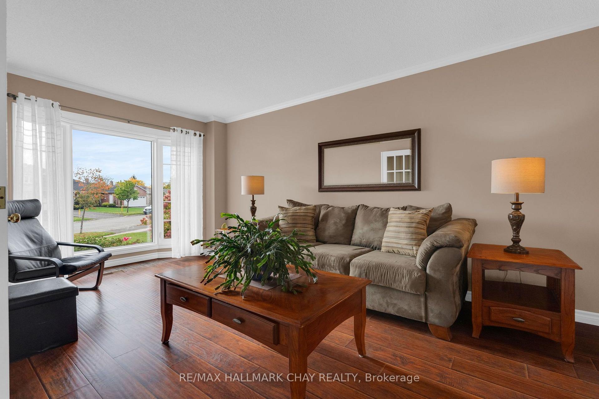 Photo 8 of 35 Grasett Crescent, Barrie, West Bayfield — HOMEH