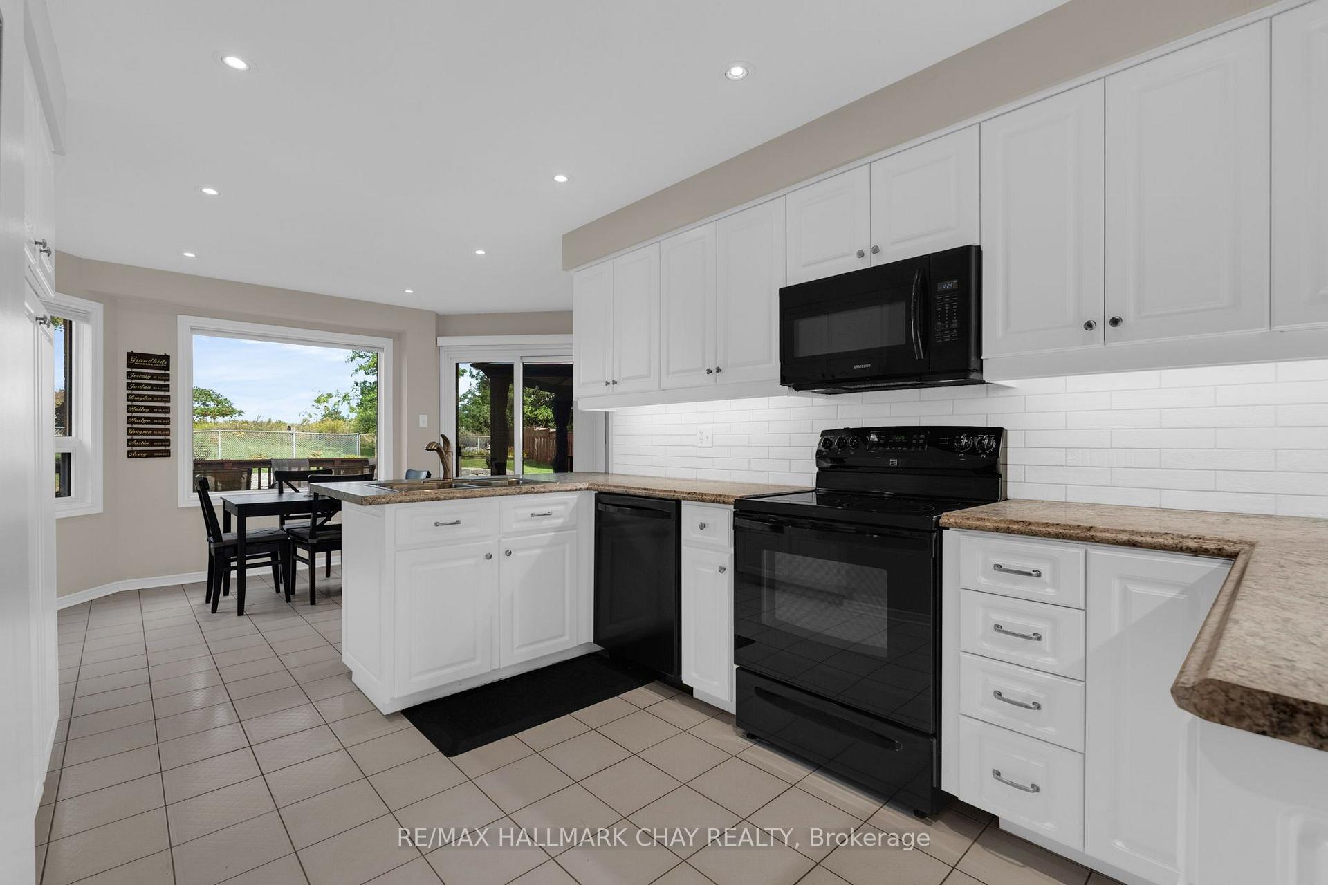 Photo 10 of 35 Grasett Crescent, Barrie, West Bayfield — HOMEH