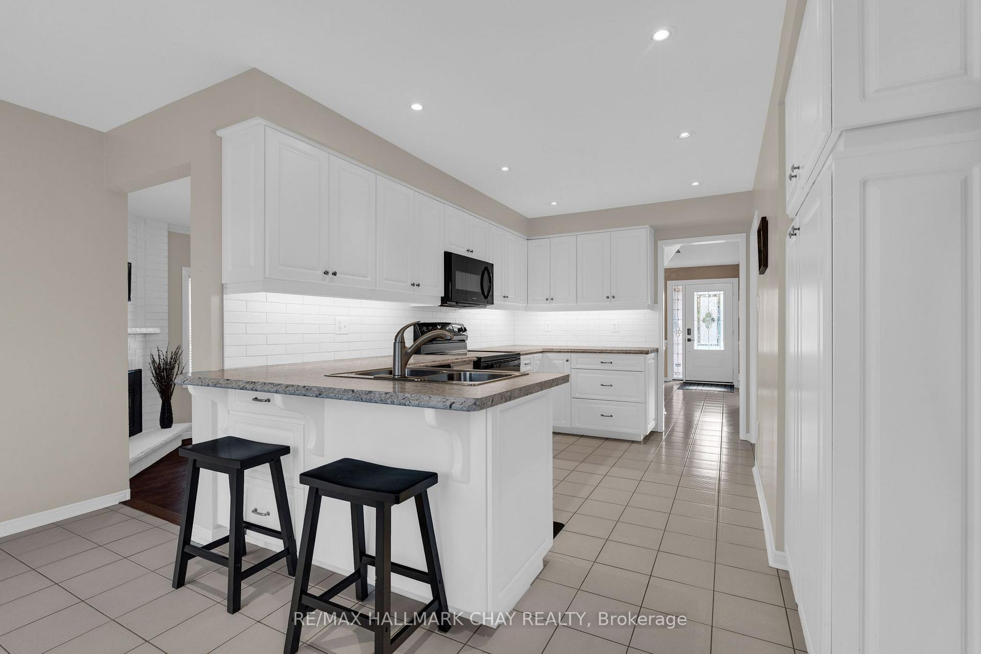 Photo 11 of 35 Grasett Crescent, Barrie, West Bayfield — HOMEH