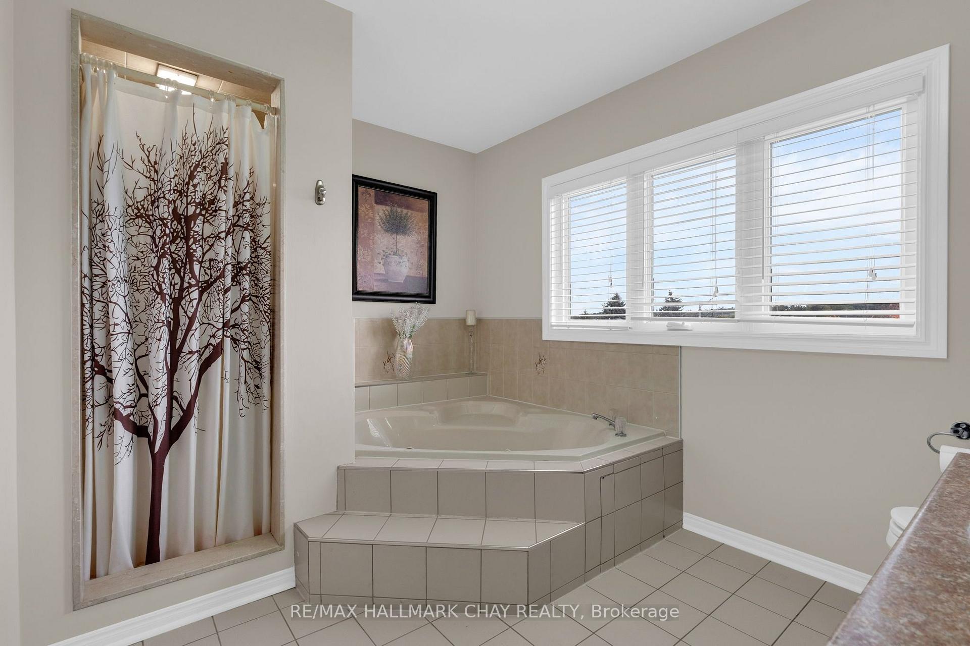 Photo 23 of 35 Grasett Crescent, Barrie, West Bayfield — HOMEH