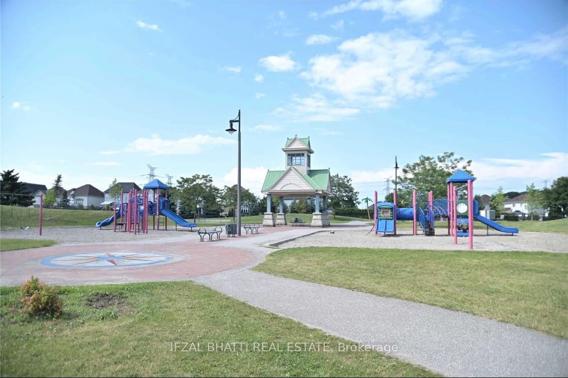 Photo 14 of Unit 410, 50 lakebreeze Drive, Clarington, Newcastle — HOMEH