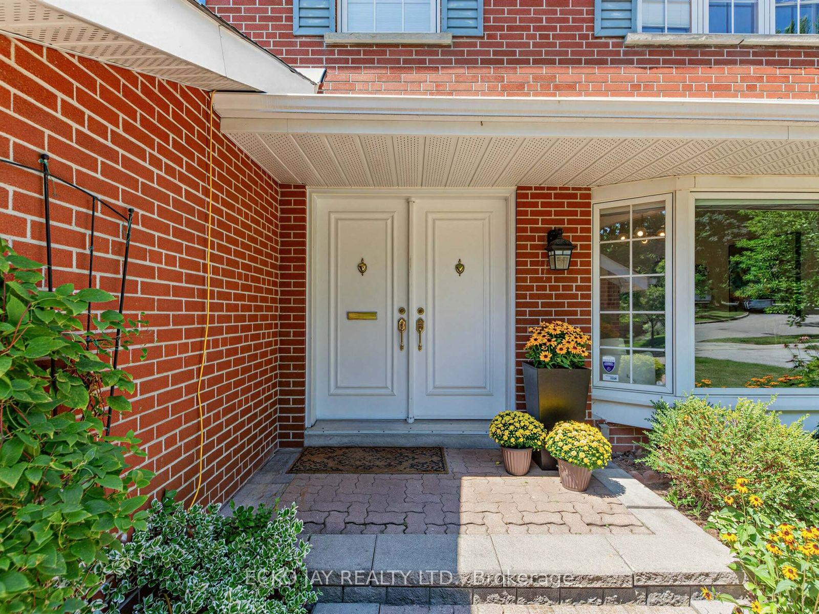 Photo 4 of 22 Meadowglade Crescent, North York, Henry Farm — HOMEH