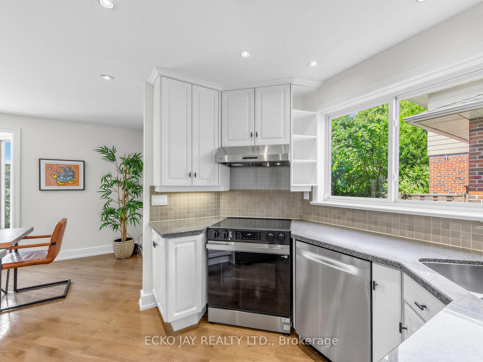 Photo 14 of 22 Meadowglade Crescent, North York, Henry Farm — HOMEH