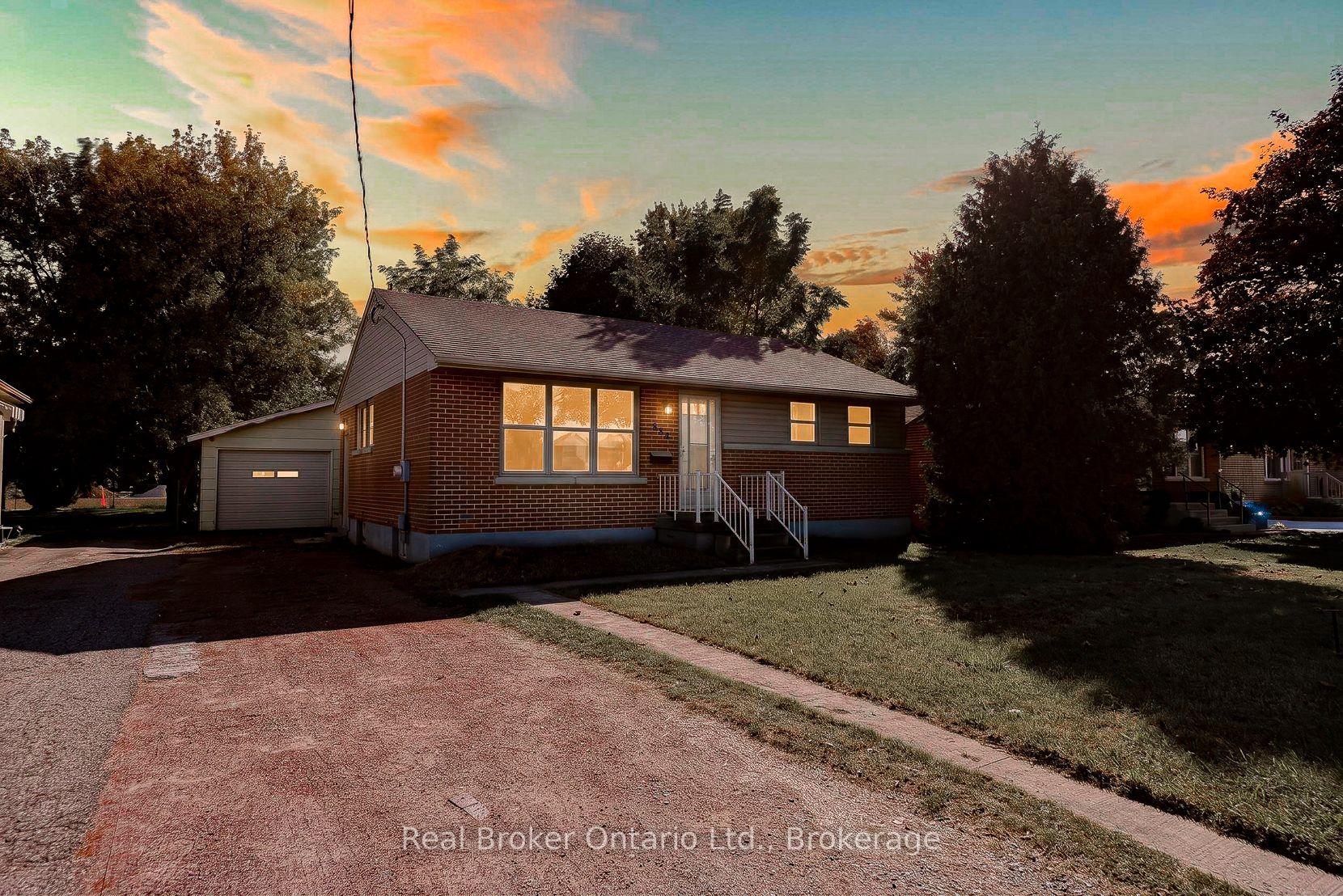 Photo of 884 Devonshire Avenue