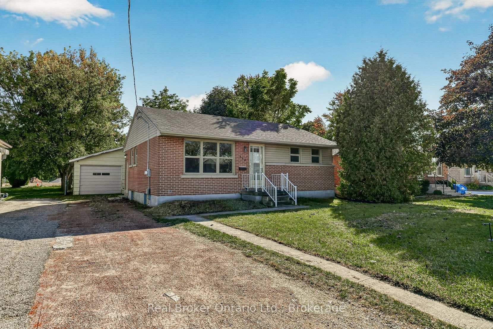 Photo 2 of 884 Devonshire Avenue, Woodstock, Woodstock - North — HOMEH