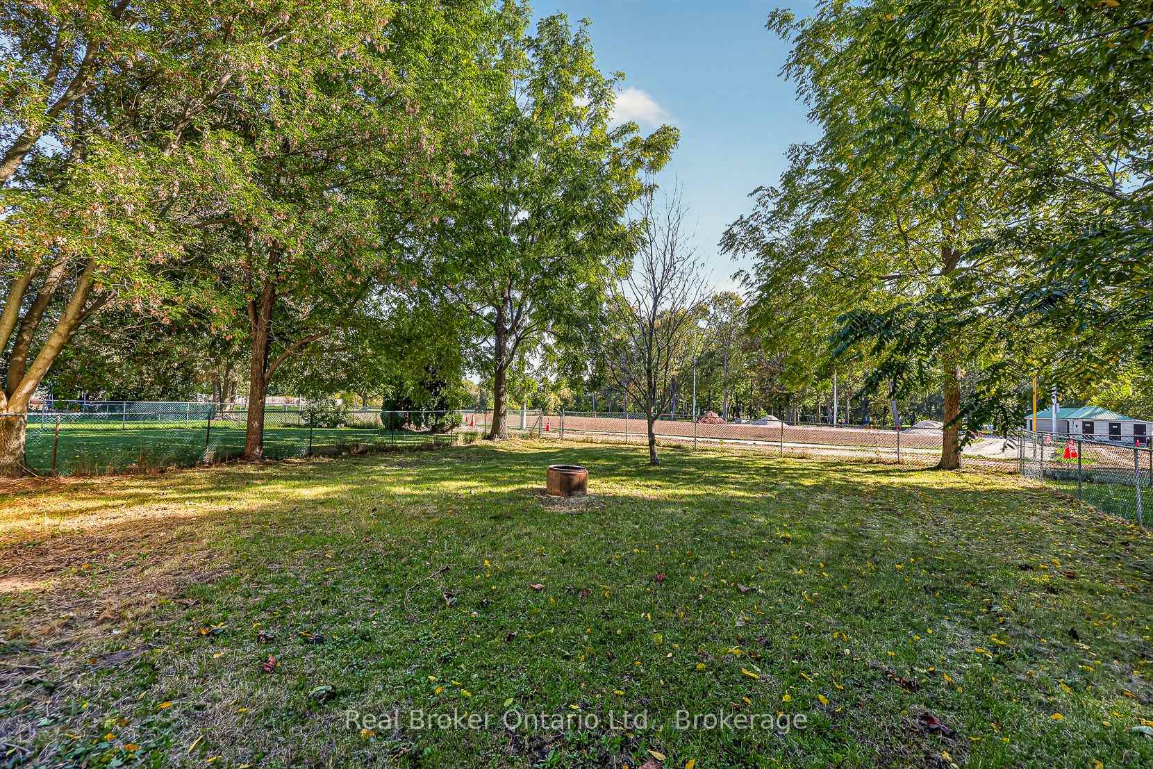 Photo 3 of 884 Devonshire Avenue, Woodstock, Woodstock - North — HOMEH