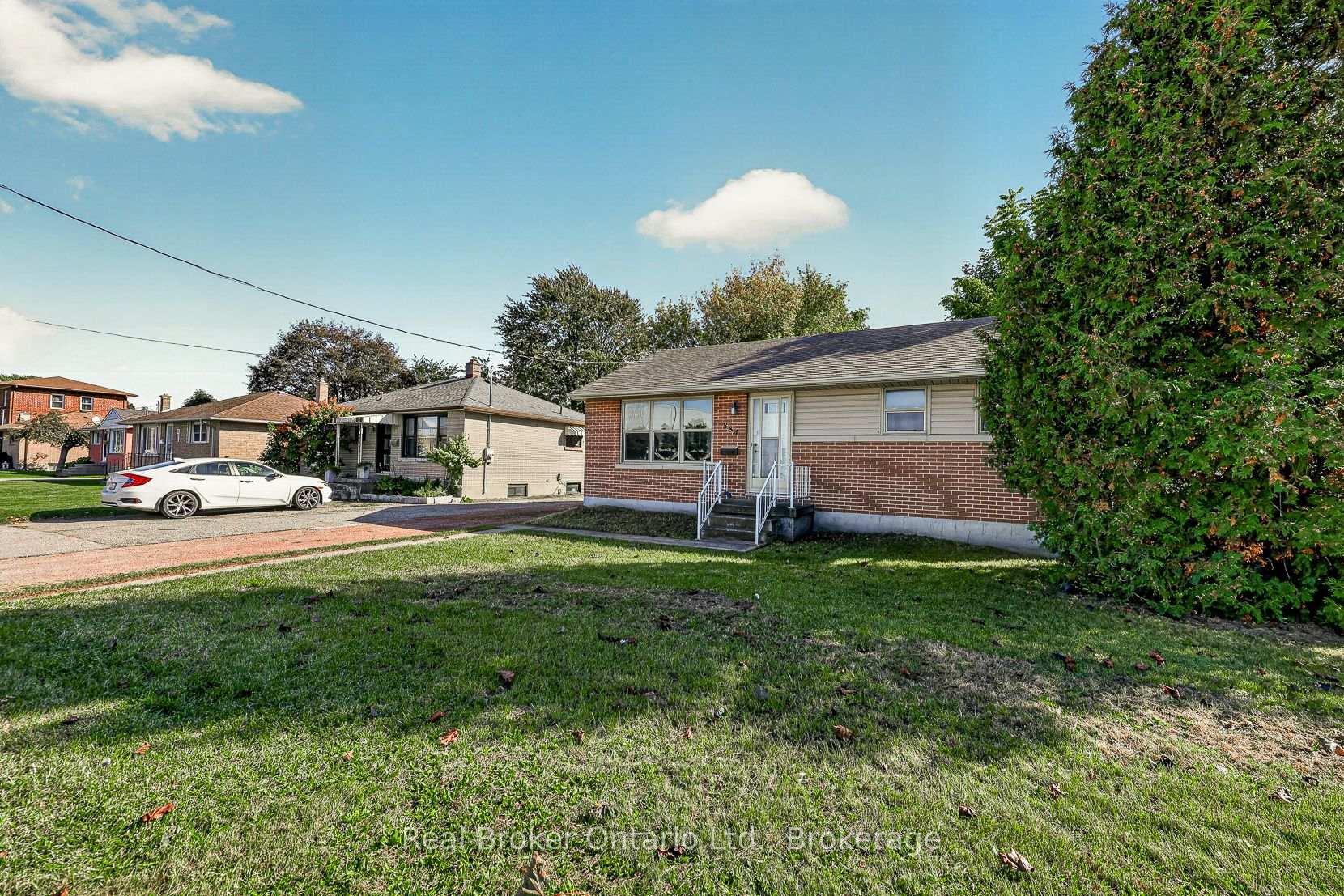 Photo 5 of 884 Devonshire Avenue, Woodstock, Woodstock - North — HOMEH
