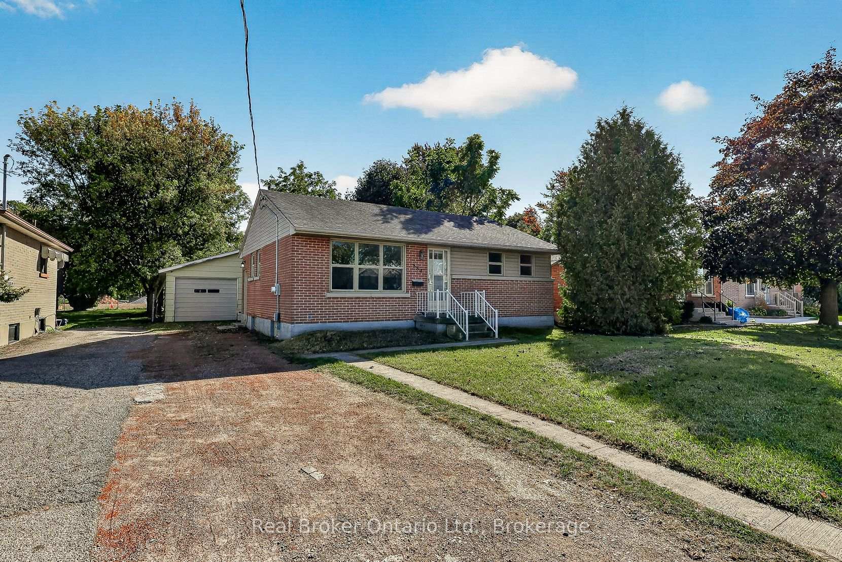 Photo 6 of 884 Devonshire Avenue, Woodstock, Woodstock - North — HOMEH