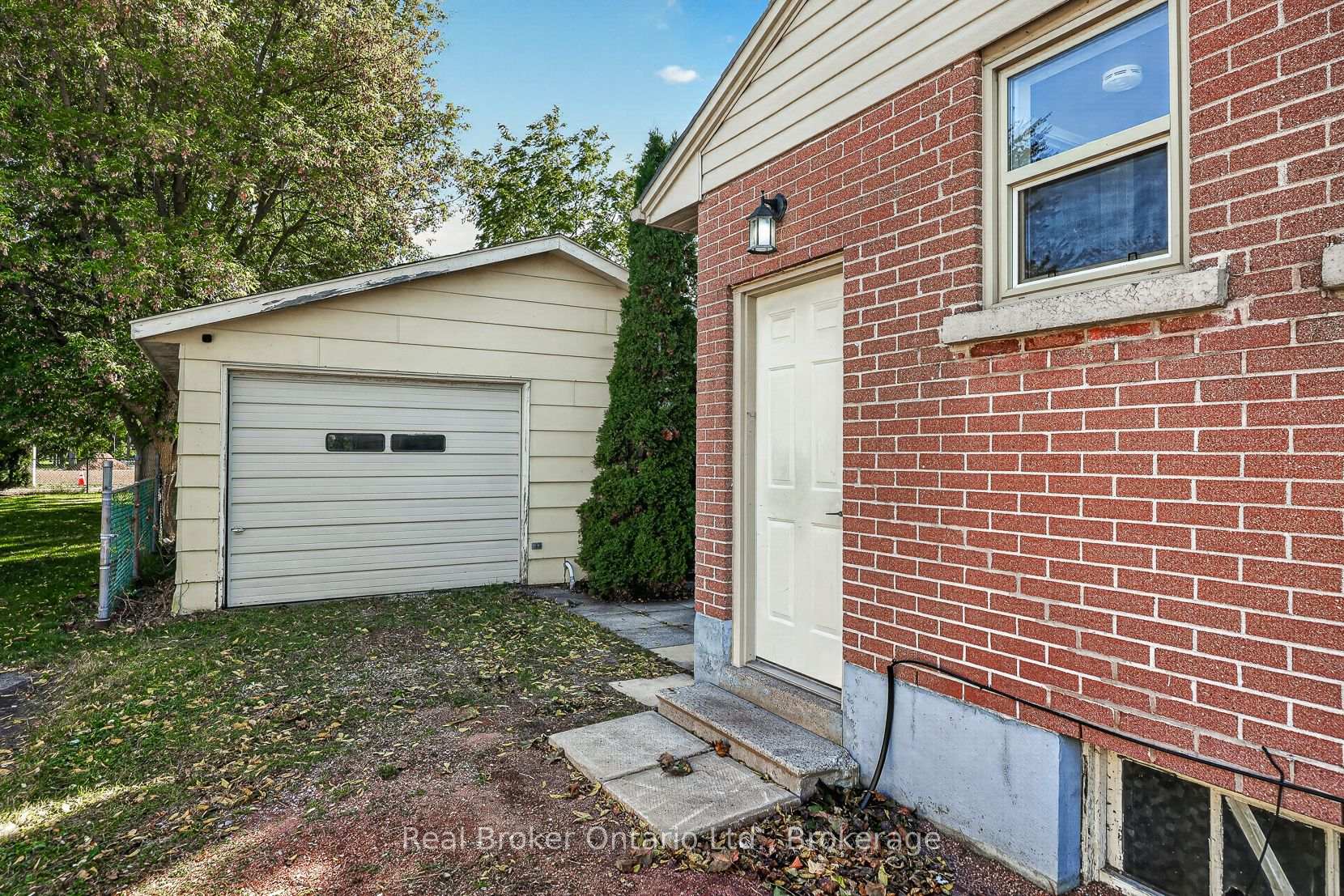 Photo 8 of 884 Devonshire Avenue, Woodstock, Woodstock - North — HOMEH