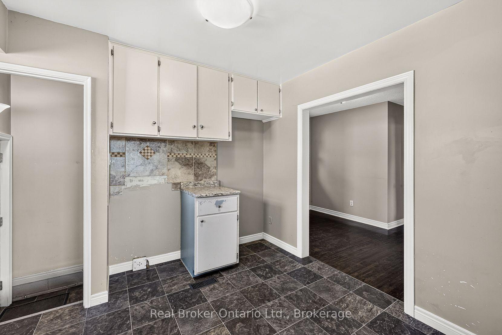Photo 24 of 884 Devonshire Avenue, Woodstock, Woodstock - North — HOMEH
