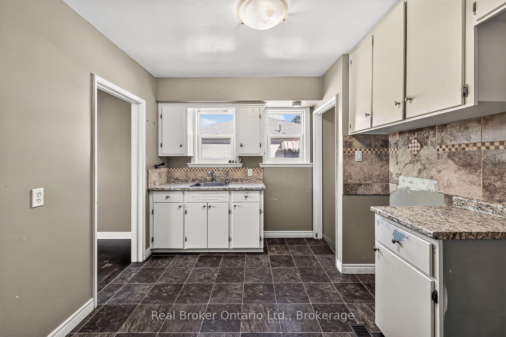 Photo 26 of 884 Devonshire Avenue, Woodstock, Woodstock - North — HOMEH