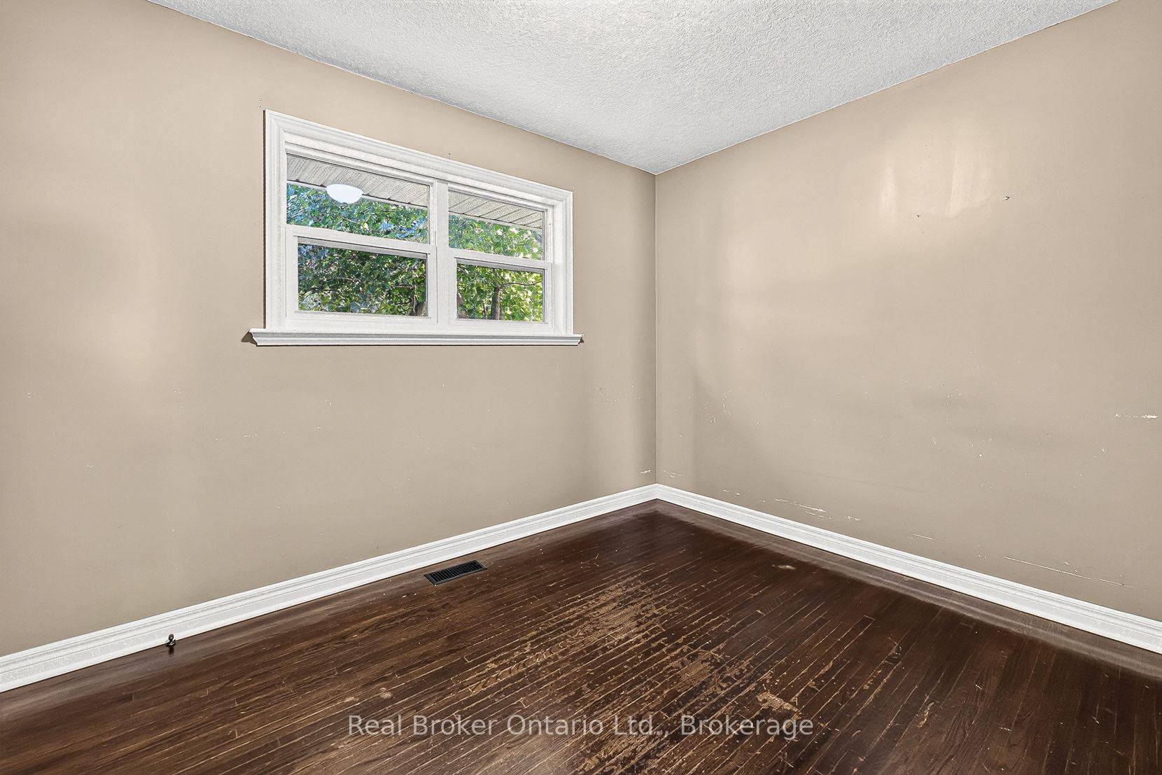 Photo 32 of 884 Devonshire Avenue, Woodstock, Woodstock - North — HOMEH