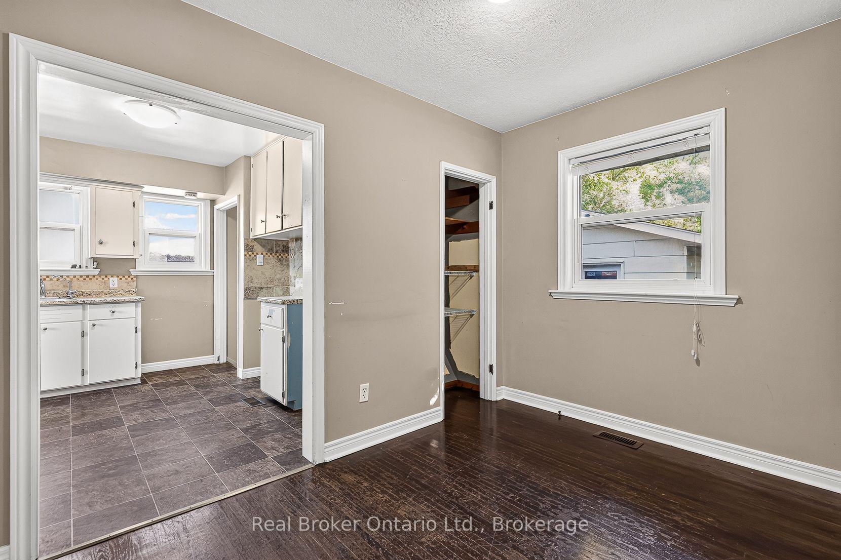 Photo 34 of 884 Devonshire Avenue, Woodstock, Woodstock - North — HOMEH
