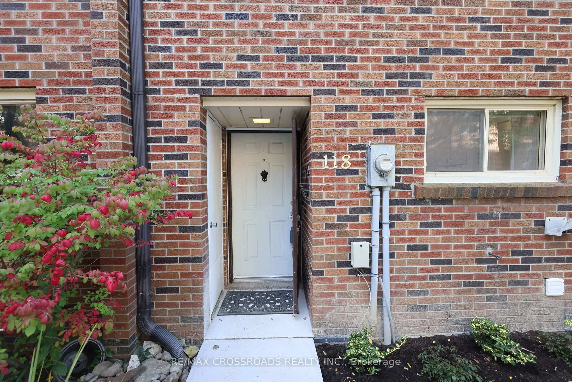 Photo 4 of Unit 3, 118 Wales Avenue, Markham, Old Markham Village — HOMEH