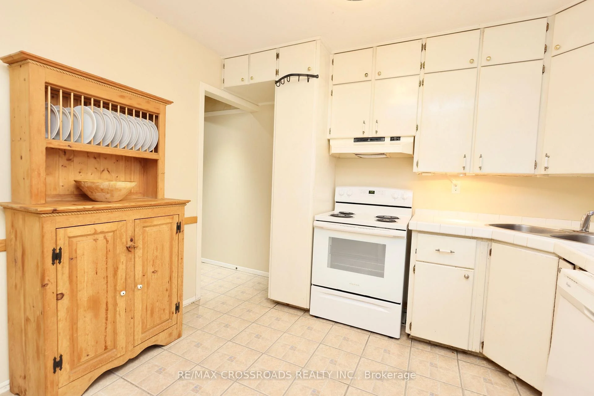 Photo 6 of Unit 3, 118 Wales Avenue, Markham, Old Markham Village — HOMEH