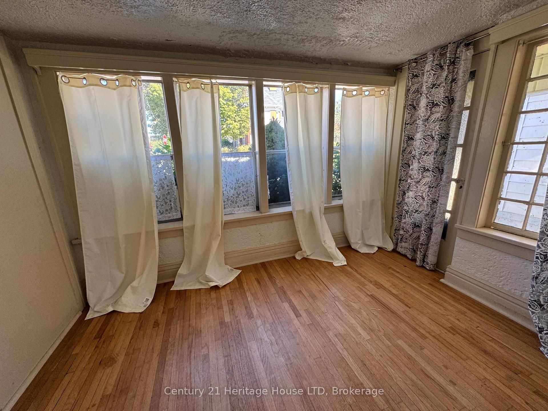 Photo 8 of 4488 Eastwood Crescent, Niagara Falls, Downtown — HOMEH