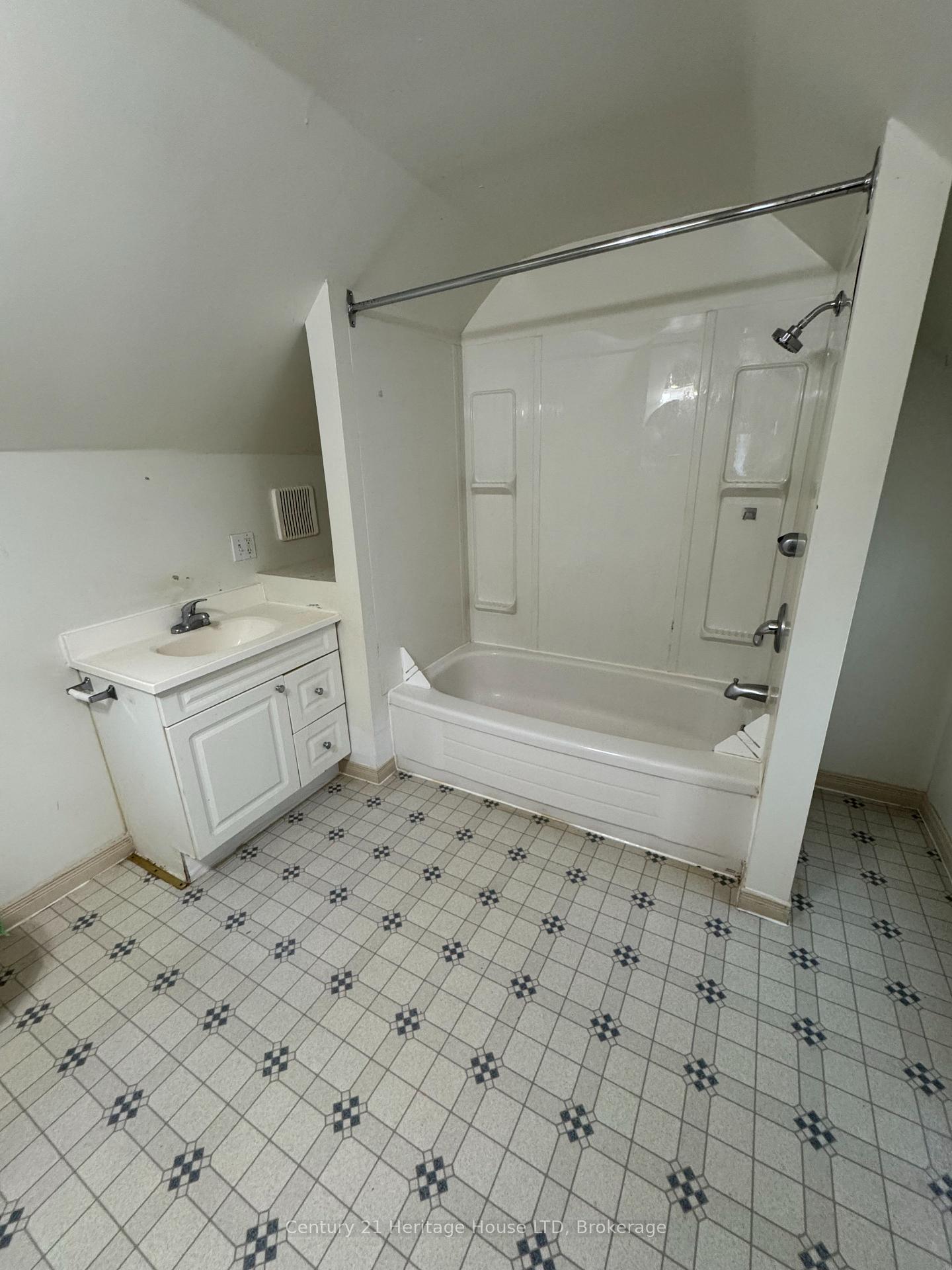 Photo 21 of 4488 Eastwood Crescent, Niagara Falls, Downtown — HOMEH