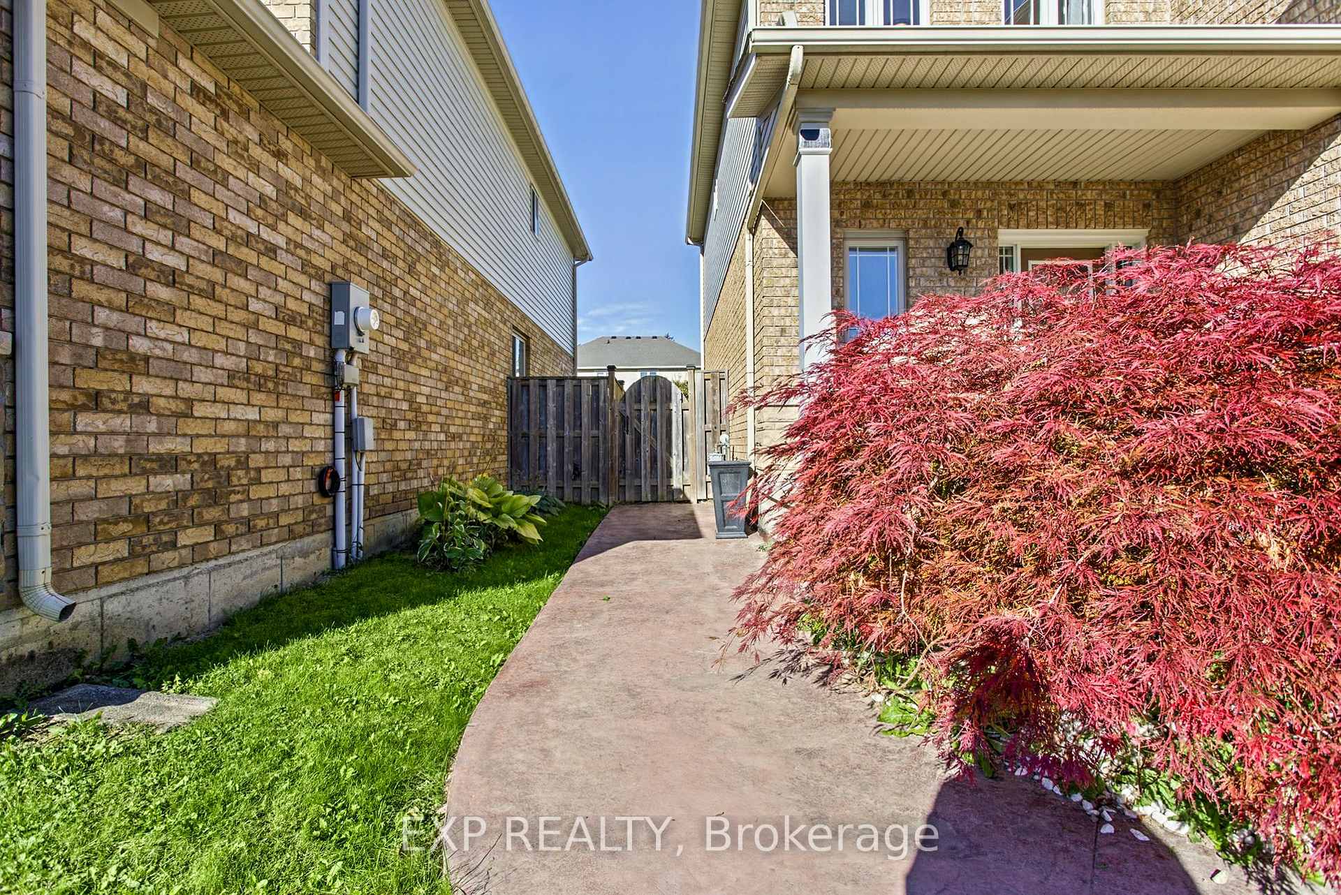 Photo 3 of 200 Valiant Circle, Hamilton, Binbrook — HOMEH