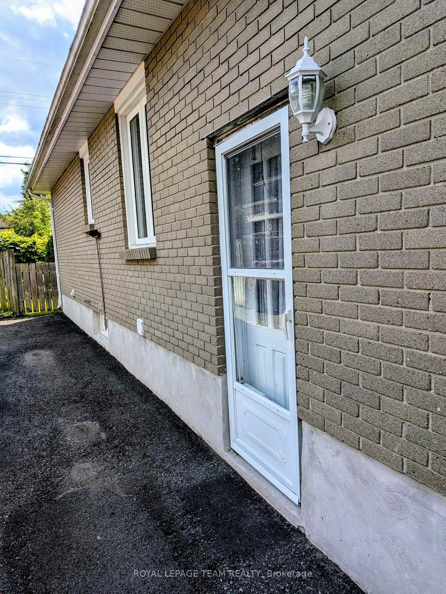 Photo 16 of 1072 Aldea Avenue, Ottawa, Billings Bridge — HOMEH