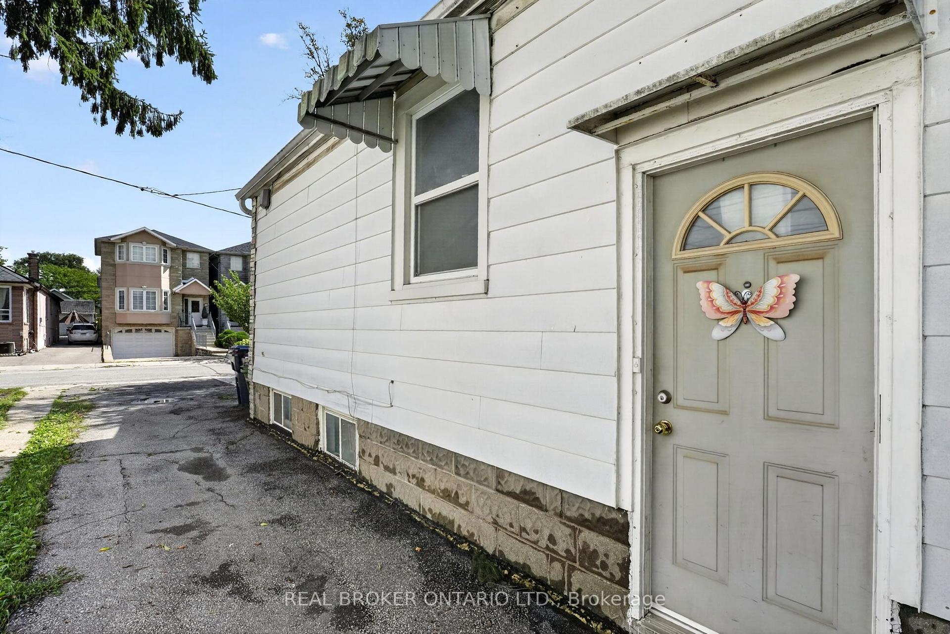 Photo 4 of 238 Chambers Avenue, Toronto, Keelesdale-Eglinton West — HOMEH