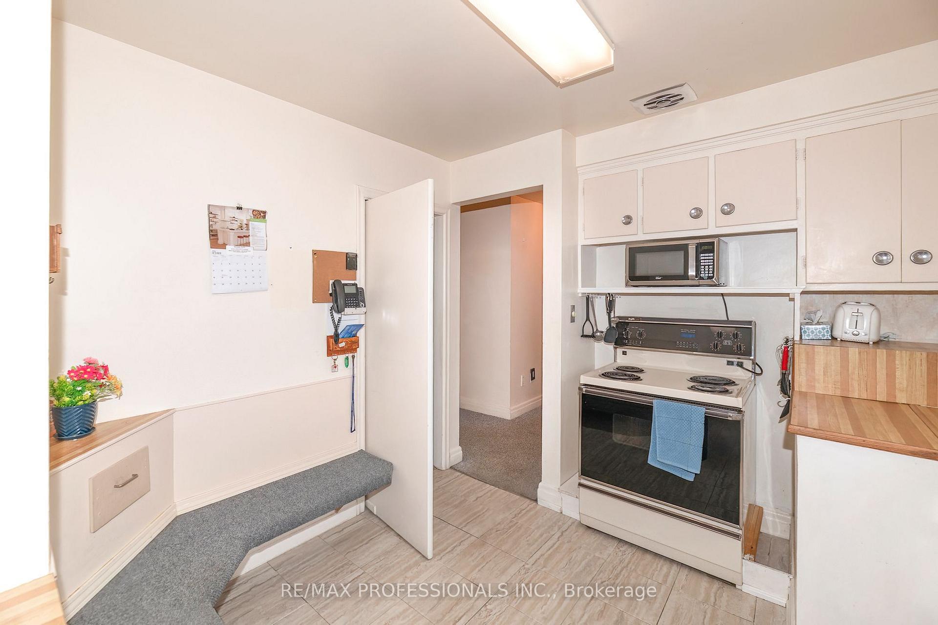 Photo 15 of 79 Silverhill Drive, Etobicoke, Islington-City Centre West — HOMEH